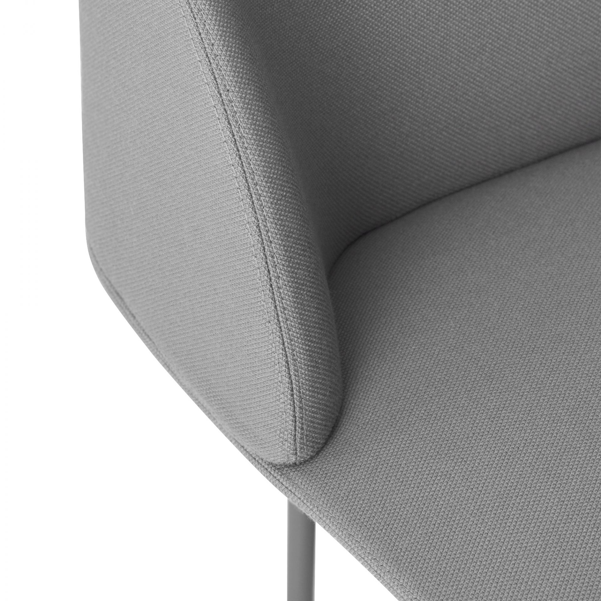 Detailaufnahme des grauen Oslo Sofas von Muuto mit Armlehne und Stoffstruktur.