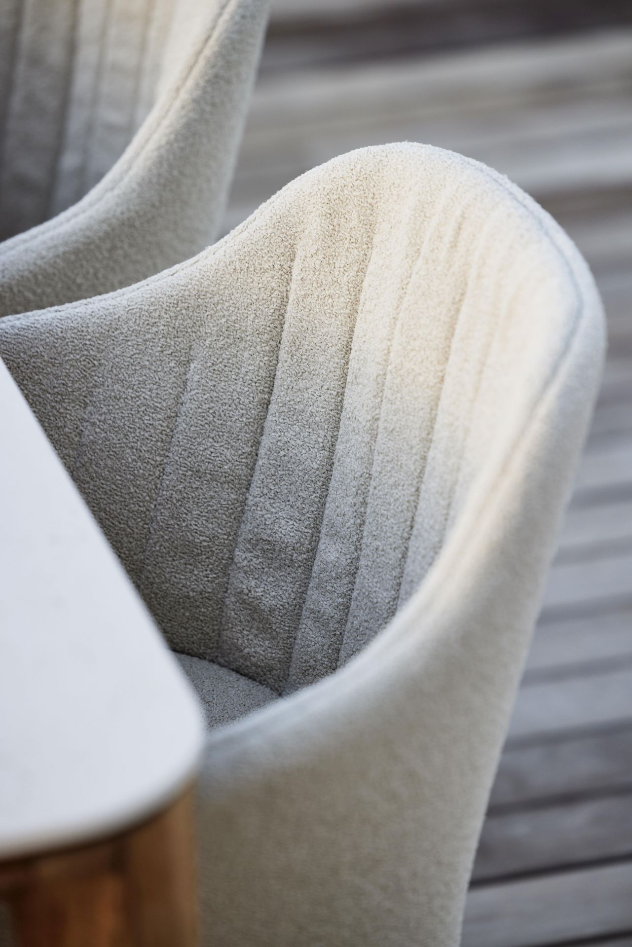 Detailaufnahme des Cane-Line Choice Stuhls mit Rückenbezug in hellem Beige, Outdoor Möbel.