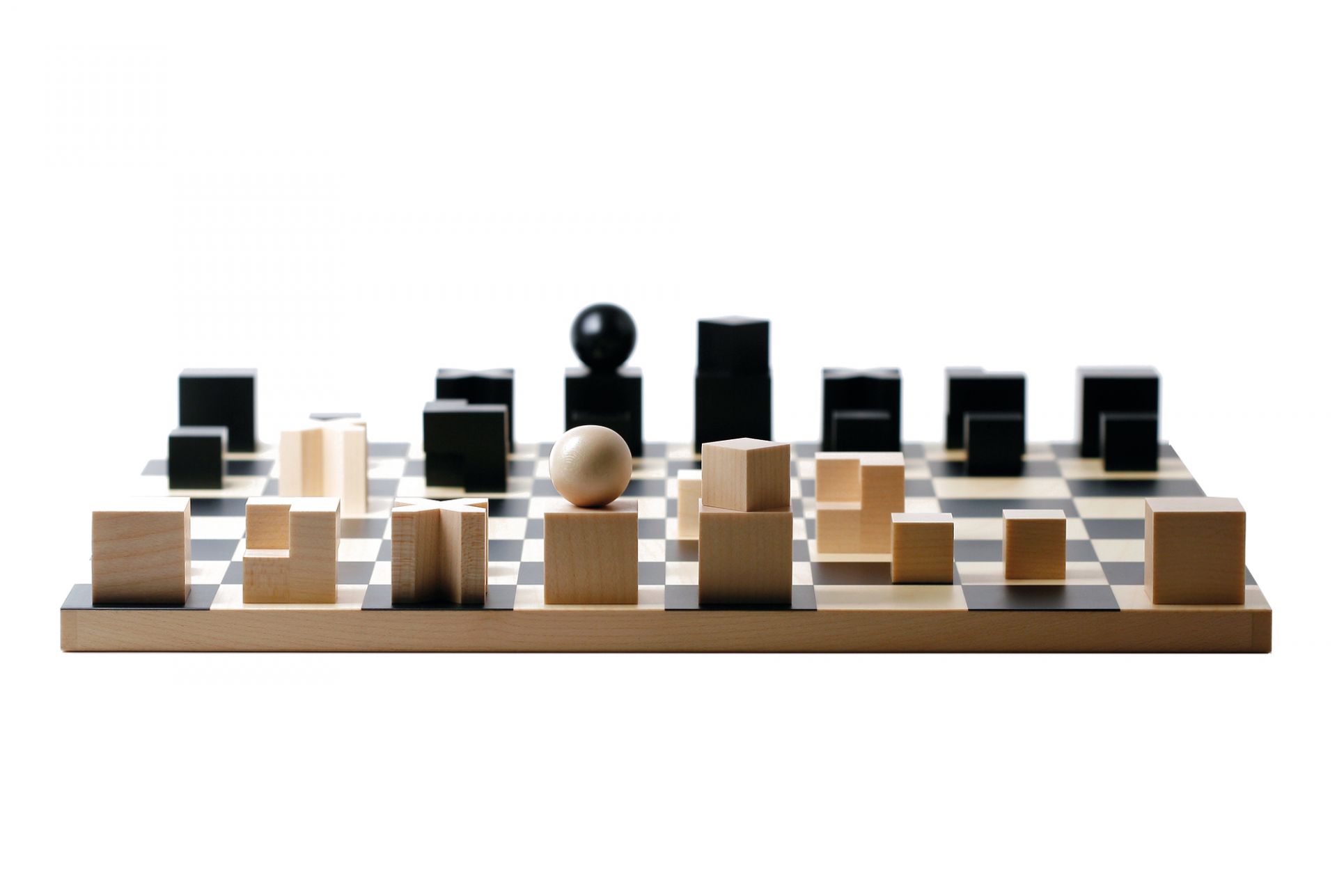 Bauhaus Schachfiguren von Naef Spiele AG auf Schachbrett, abstrakte Holzfiguren in Schwarz und Natur.