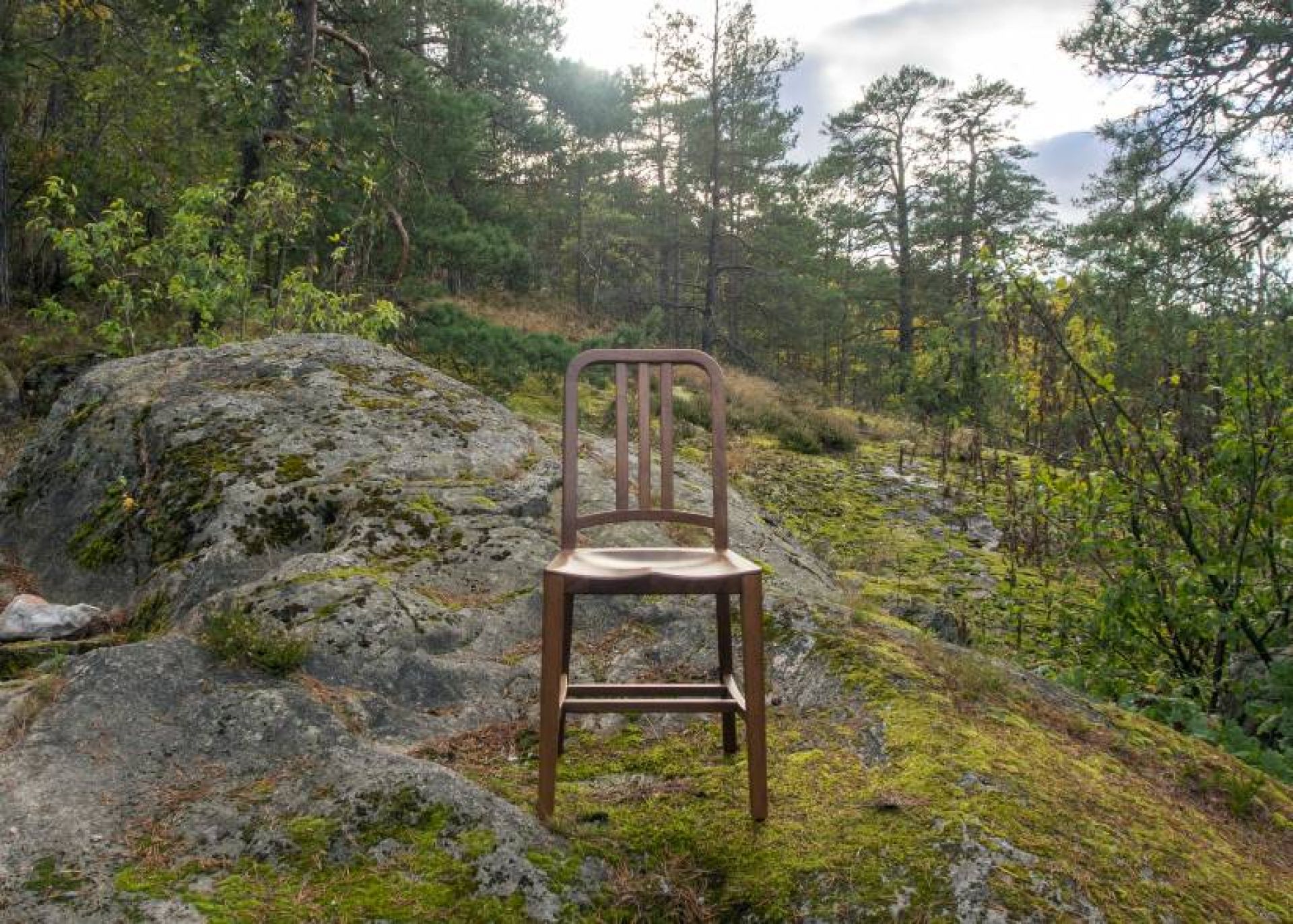 Holzstuhl im Freien: Moderner Stuhl aus Eiche, geeignet für Wohnzimmer und Esszimmer.