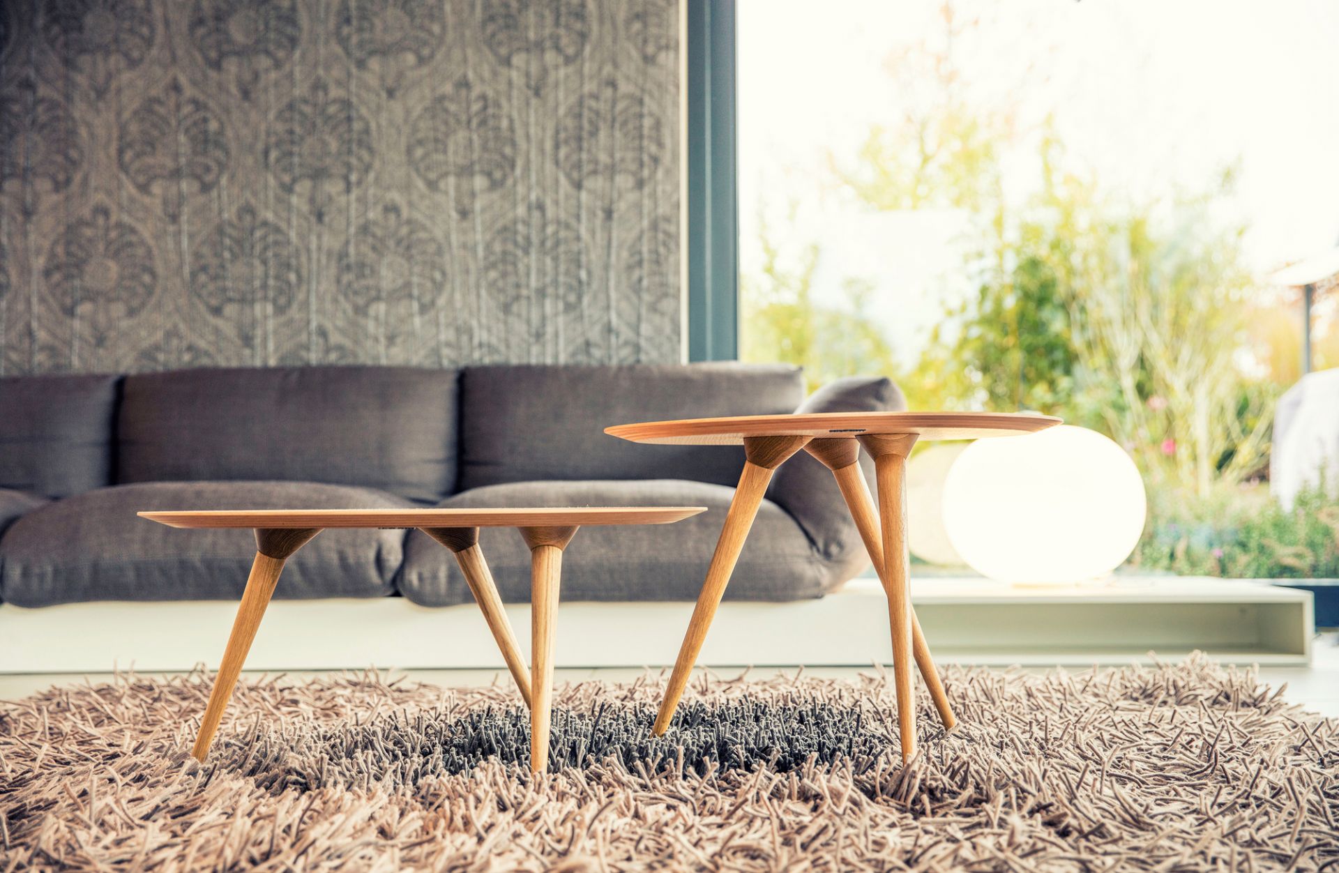 Turn low Beistelltisch Esche weiß von Maigrau, zwei Tische unterschiedlicher Höhe im Wohnzimmer.