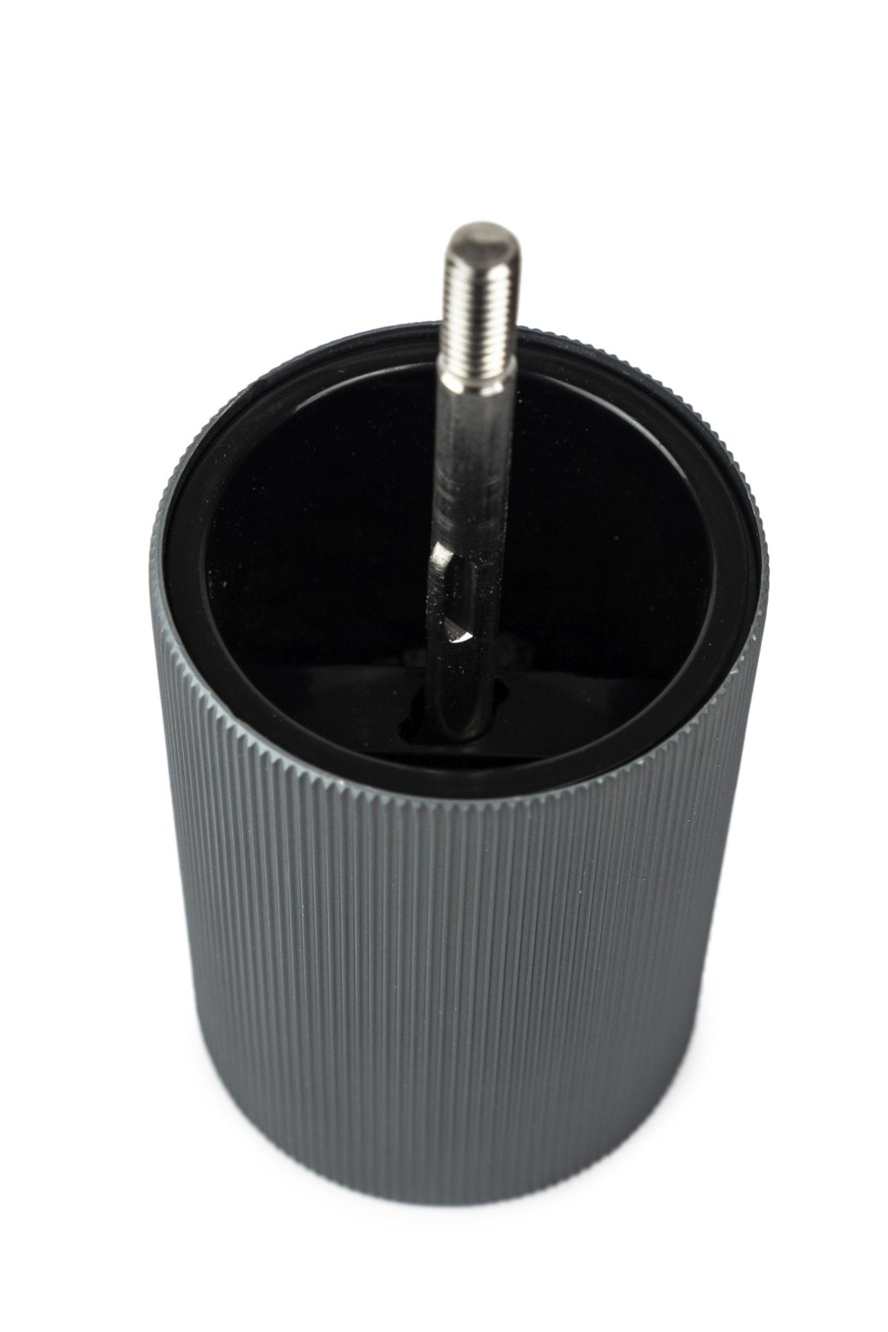 Detailaufnahme der Peugeot Line Pfeffermühle in Graphit & Carbon, H 12 cm, mit Blick in das Mahlwerk.