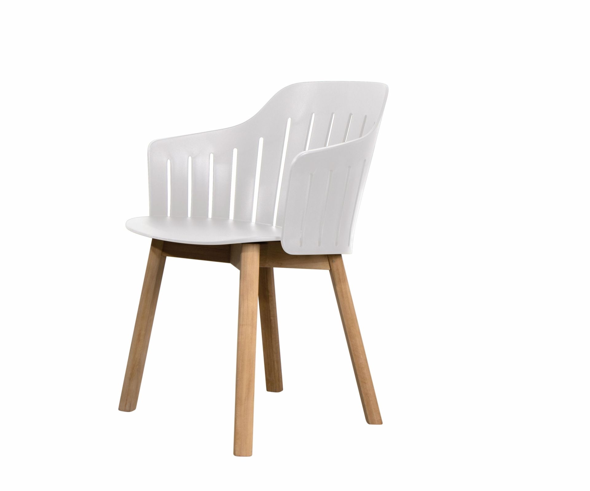 Choice Stuhl von Cane-Line: Weißer Outdoor Stuhl mit Armlehnen und Teakholz-Beinen. Gartenmöbel für Terrasse.