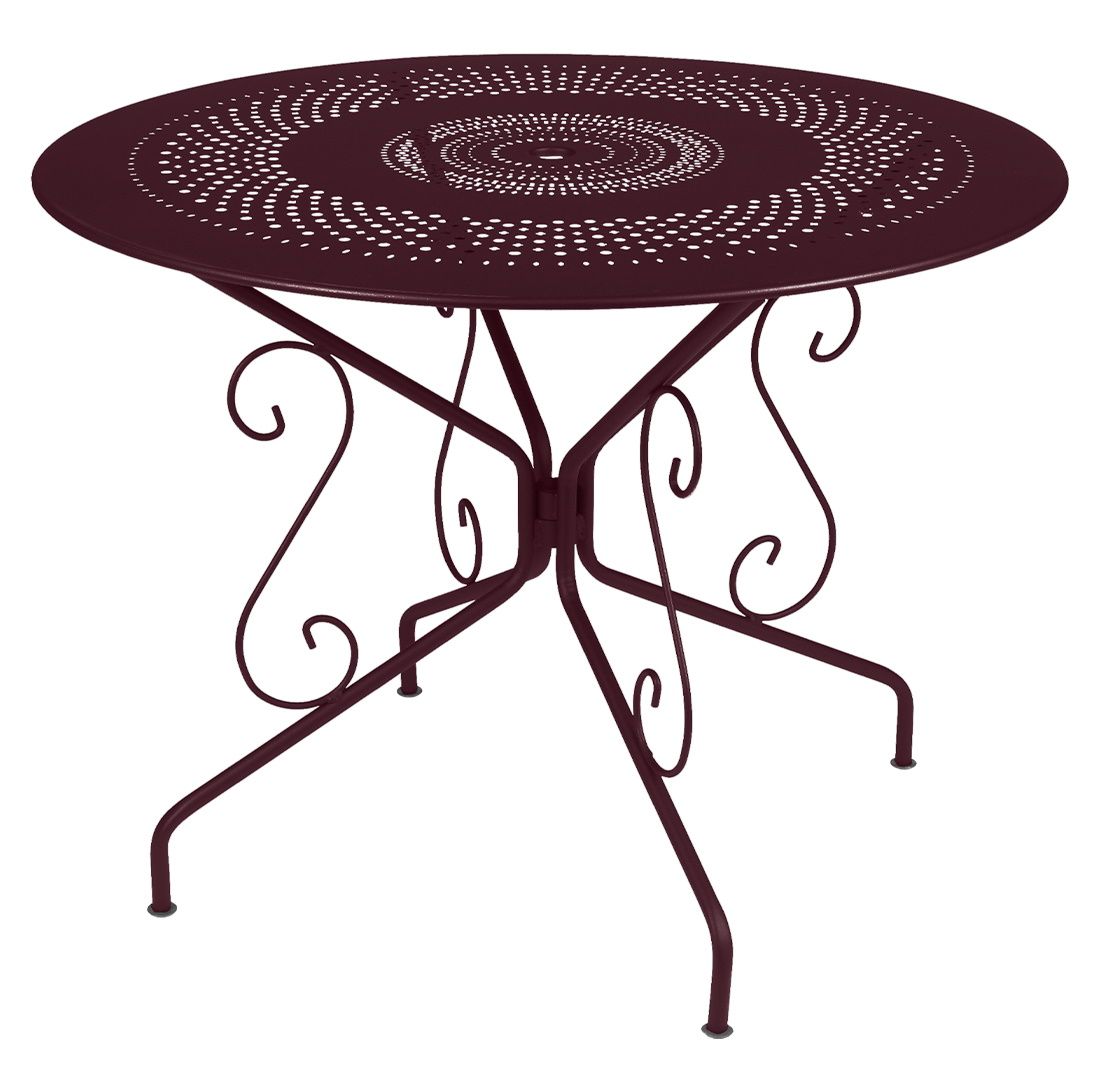 Montmartre Gartentisch von Fermob in Pflaume: Runder Metalltisch mit filigranem Lochmuster und verspieltem Untergestell für den Außenbereich.