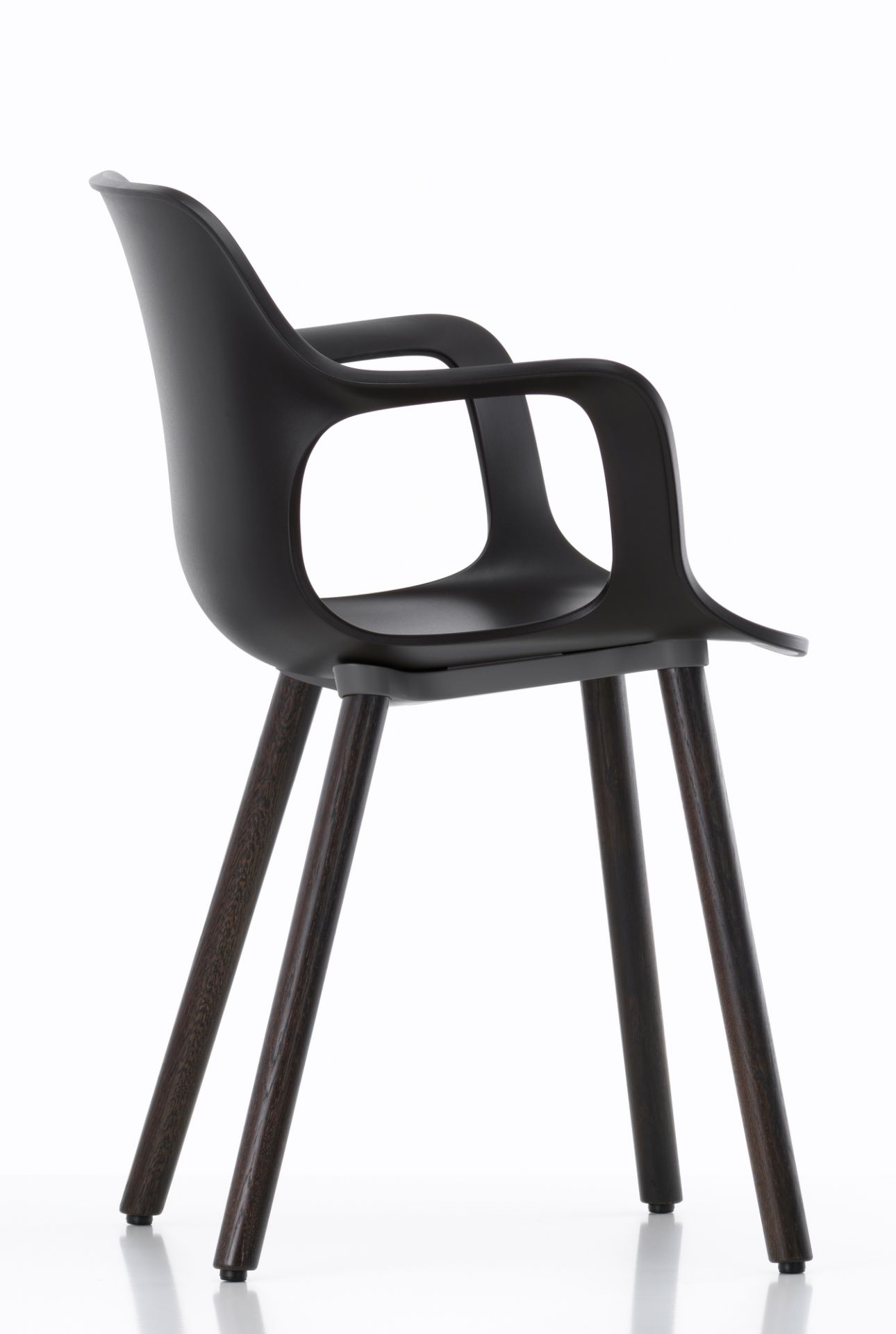 Schwarzer Hal Armchair Wood von Vitra mit Armlehnen und Holzbeinen auf weißem Hintergrund.