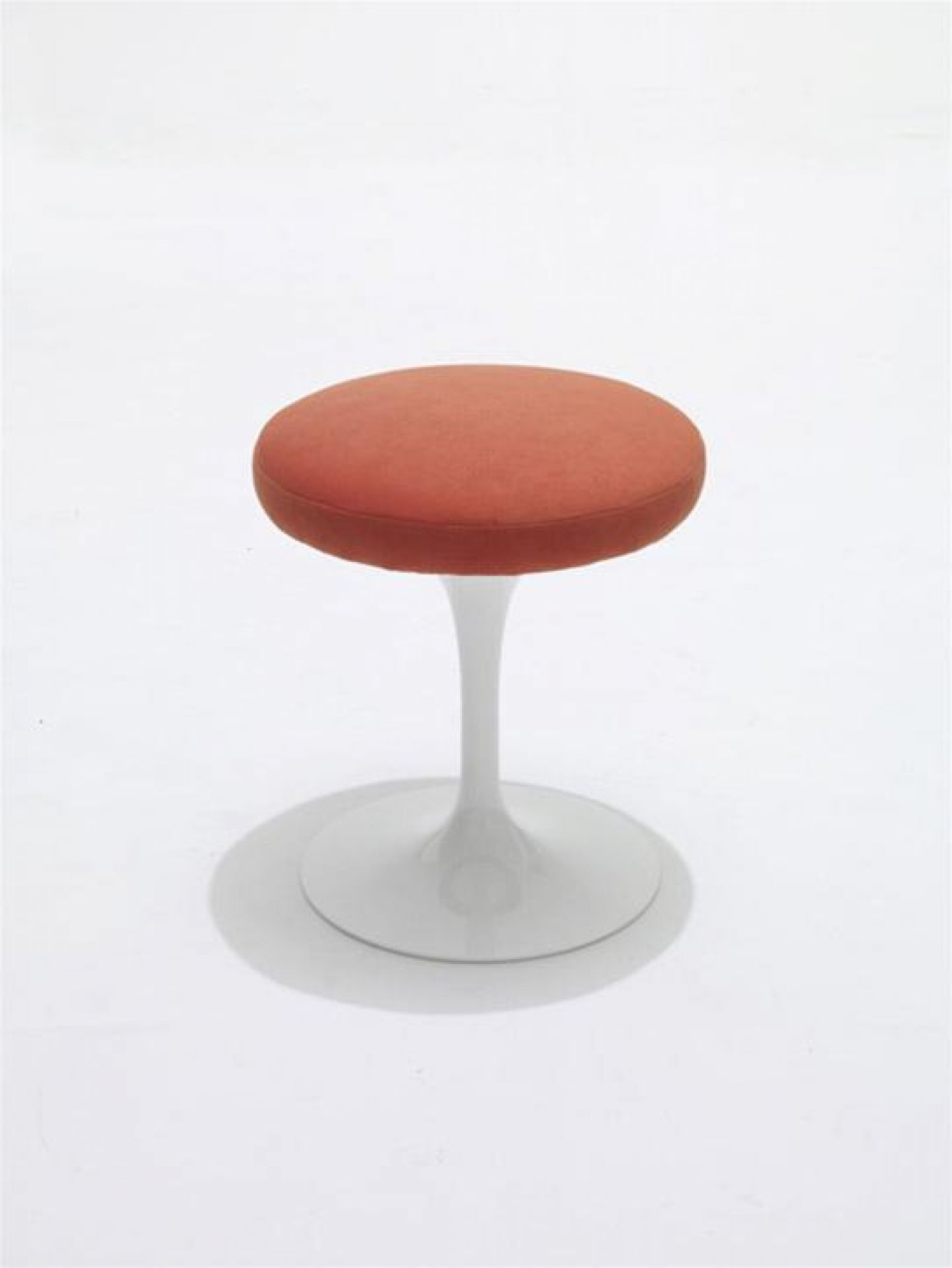 Tulip Stool Hocker von Knoll International mit orangefarbenem Sitzpolster und weißem Trompetenfuß.