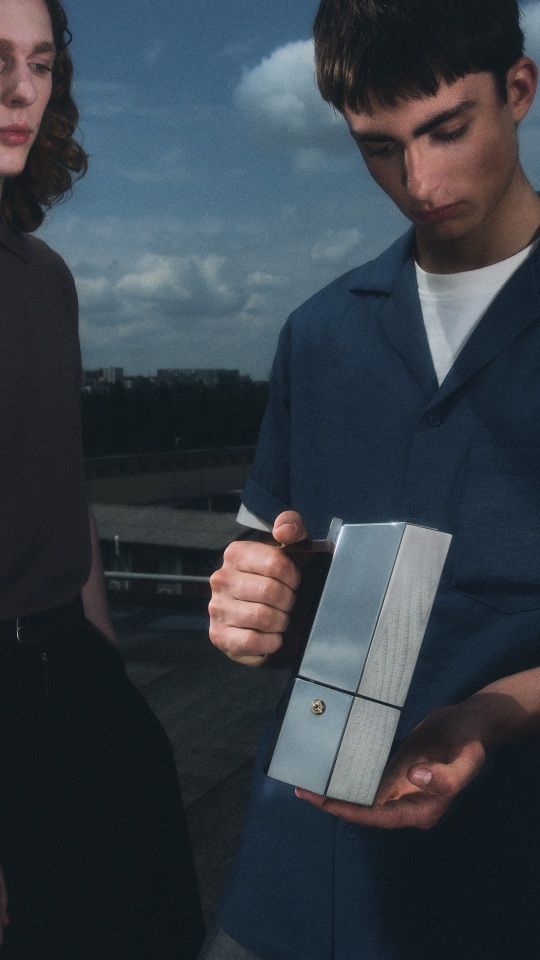Alessi Menhir Espressokocher für 6 Tassen, gehalten von Person, modernes Design, hochwertige Espressomaschine für stilvollen Kaffeegenuss.
