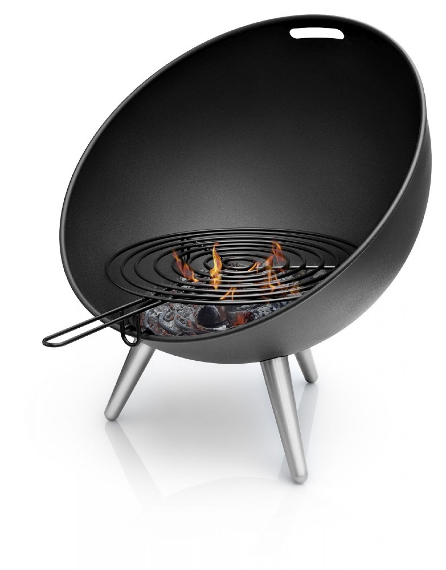 FireGlobe Grillrost für Feuerschale mit Feuer und Holzkohle, ideal zum Grillen.