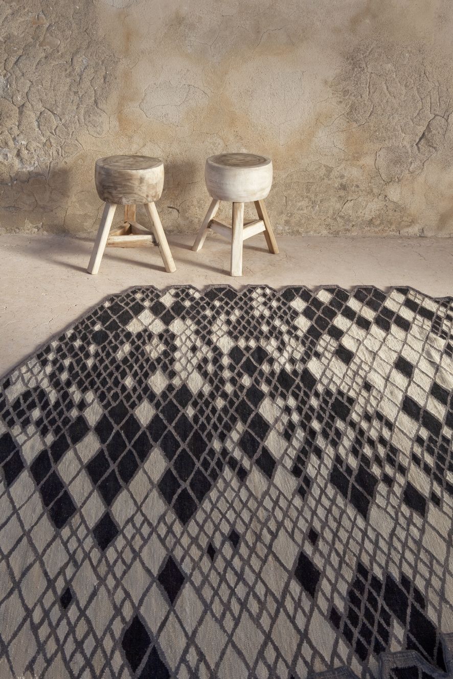 Nanimarquina Teppich Losanges II, 230x300 cm, mit Rautenmuster in Schwarz und Beige.