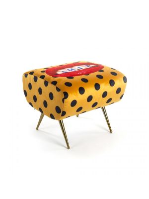Toiletpaper Pouf Hocker Seletti: Gelber Samt Hocker mit schwarzen Punkten und Lippen-Motiv auf goldenen Beinen.