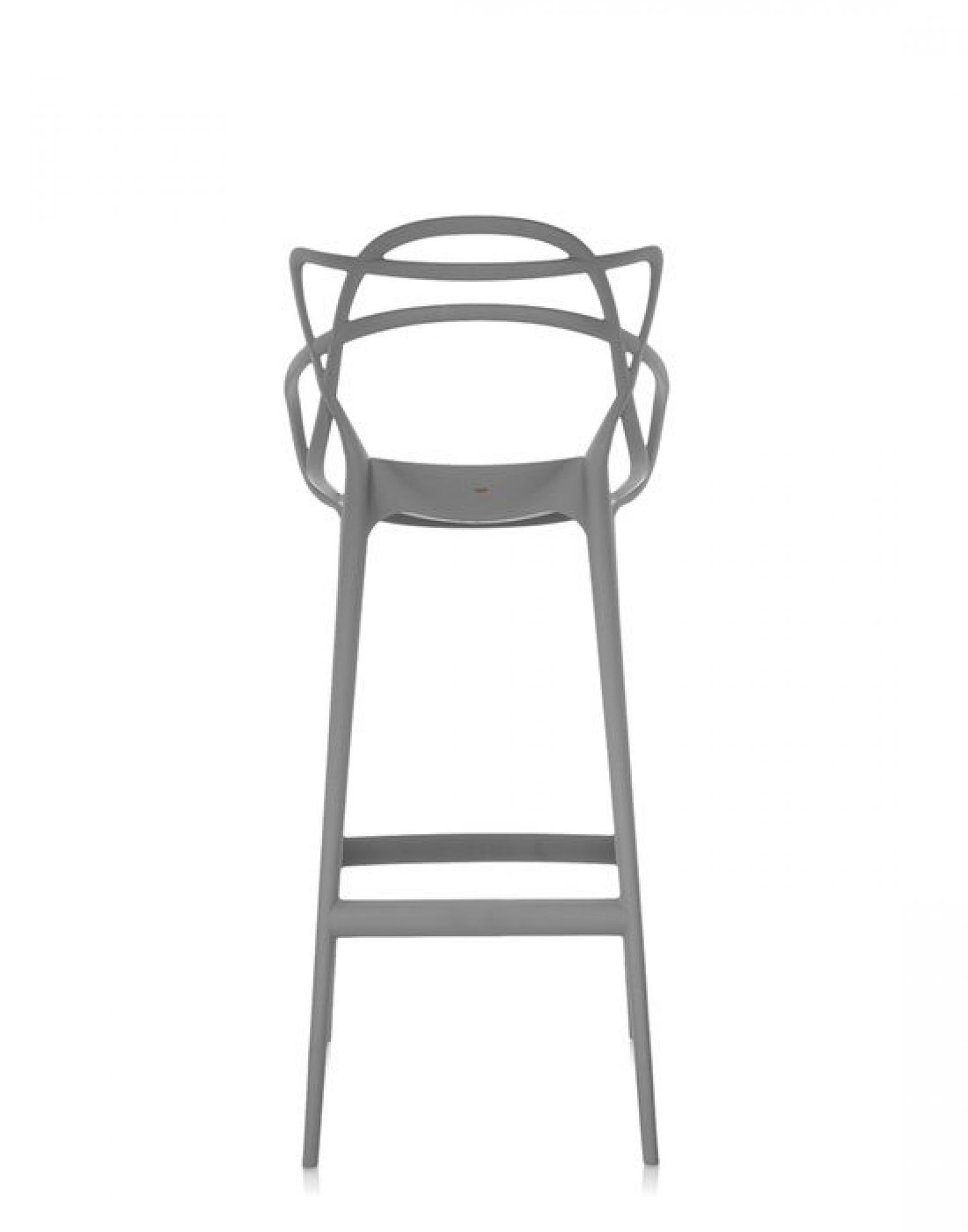 Grauer Masters Barhocker von Kartell, Design-Sitzmöbel für Küche und Bar, moderne Stuhl-Ansicht von vorne.