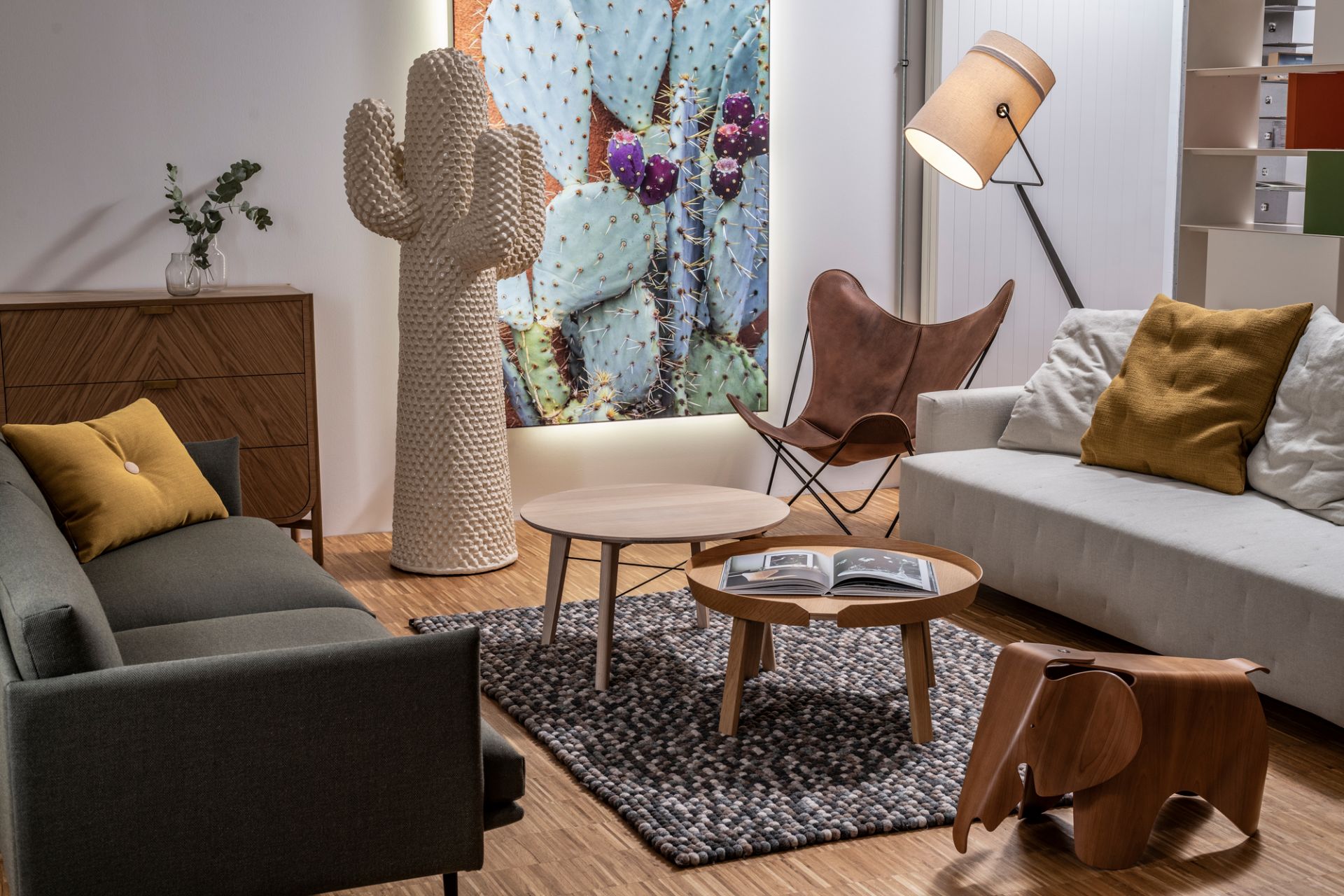 Wohnzimmer Interieur mit Muuto Around Coffee Table aus Eiche, Sofa, Sessel und Dekoration.