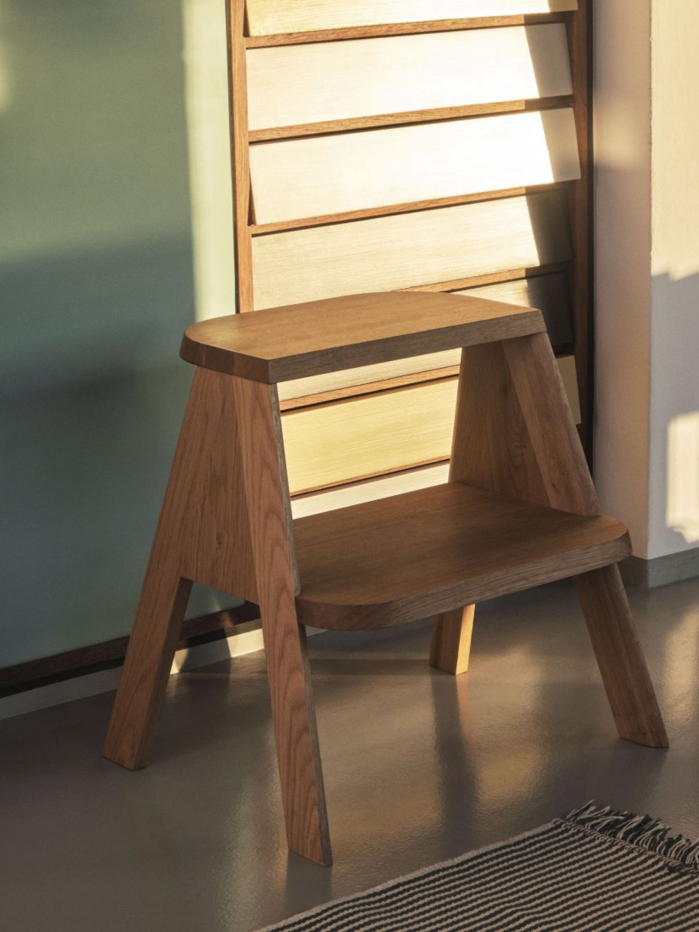 Butler Hocker von Hay aus geöltem Eichenholz, moderner Tritthocker mit zwei Stufen.