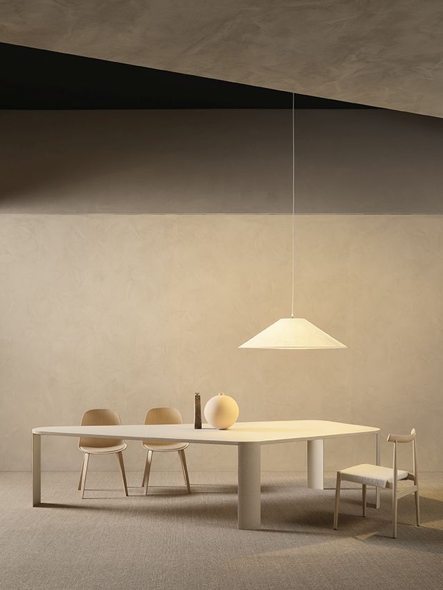 Edo Chair Stuhl von MDF Italia an Esstisch mit Lampe und Dekoration in minimalistischem Ambiente.