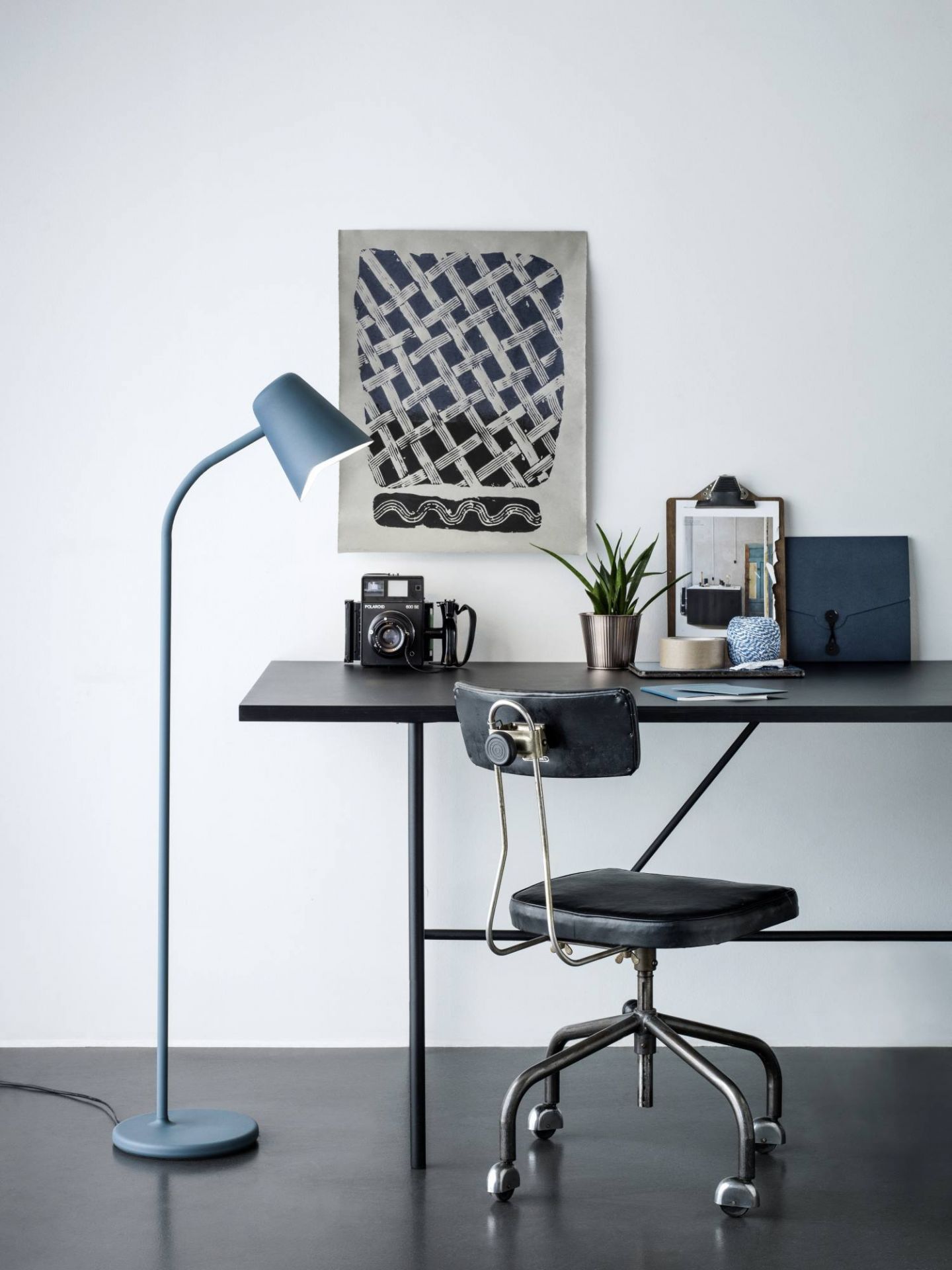 Me floor dim Stehleuchte von Northern, blaue Stehlampe neben schwarzem Schreibtisch im Arbeitszimmer.