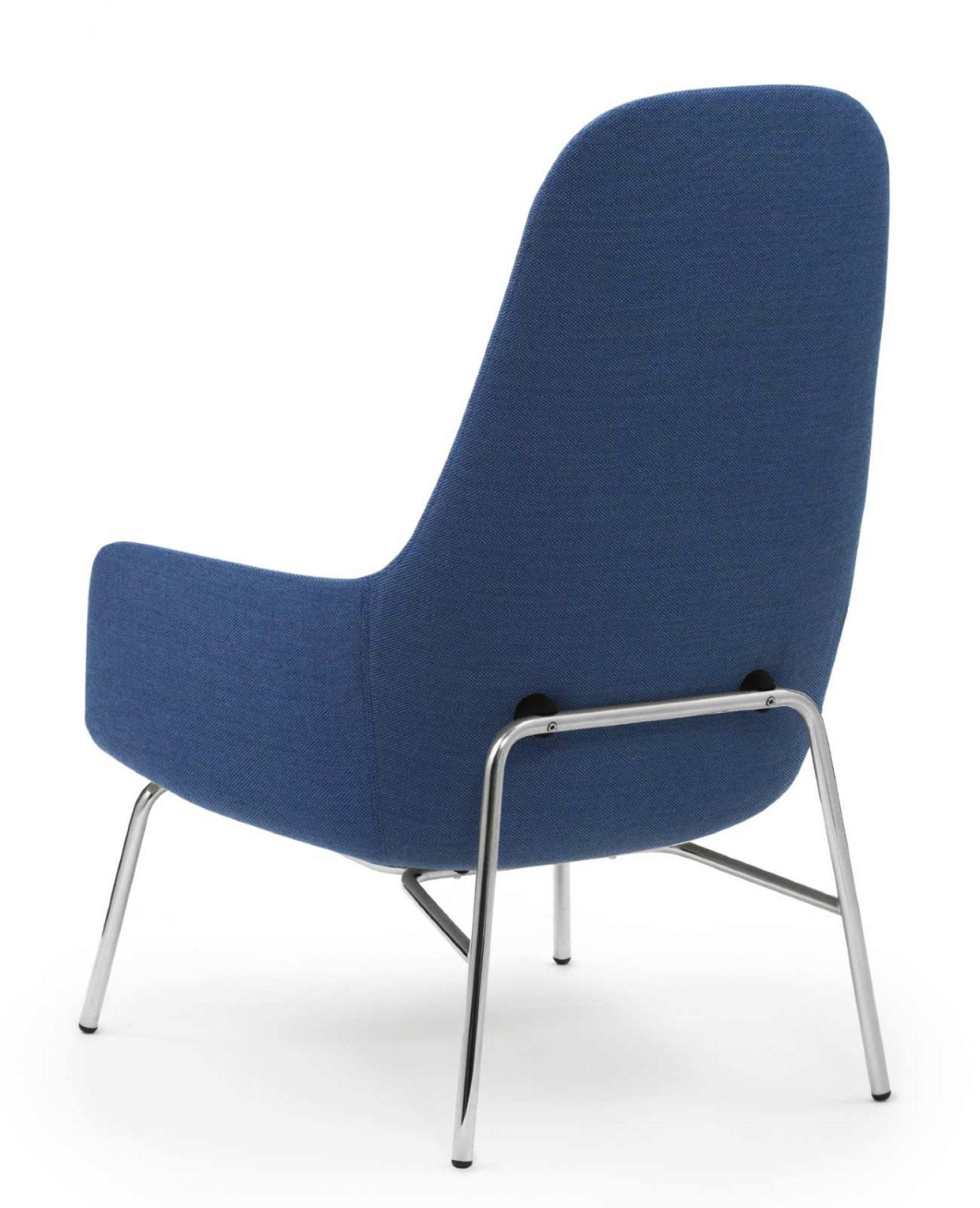Rückansicht des blauen Era Lounge Chair Sessels von Normann Copenhagen mit Chromgestell.