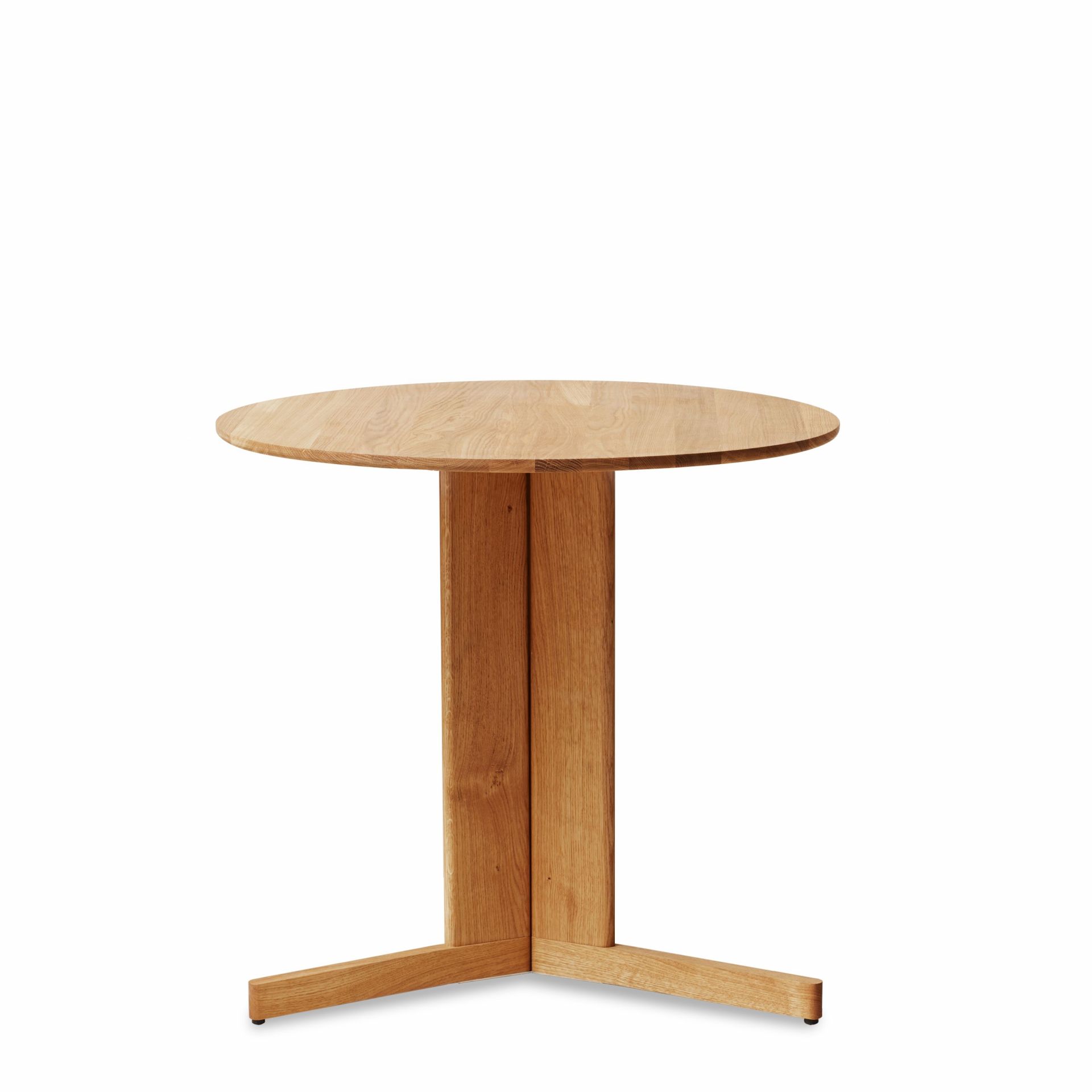 Trefoil Tisch von Form & Refine: Runder Esstisch aus Eiche mit dreibeinigem Untergestell.