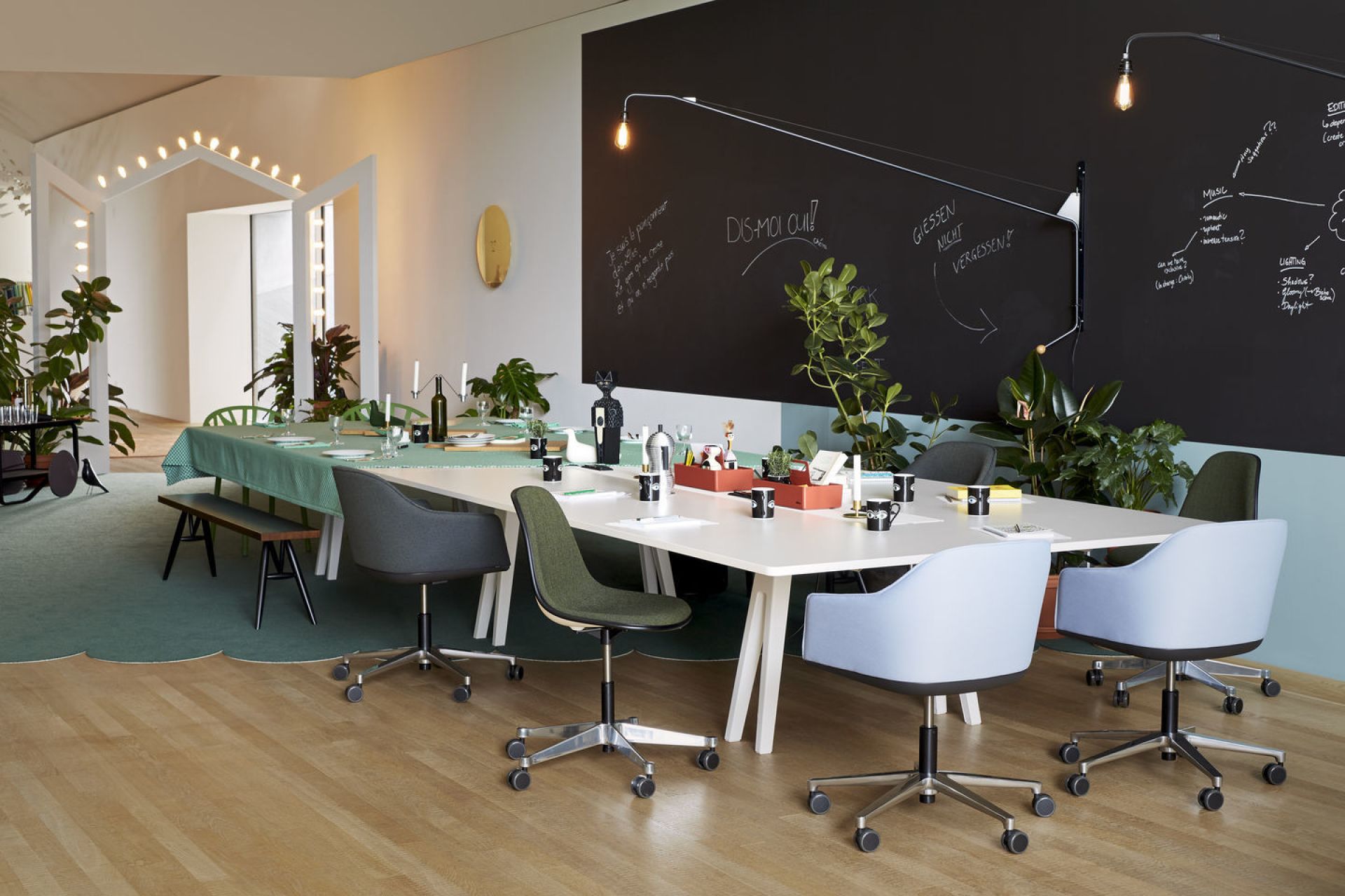 Eames Plastic Side Chair PSCC Drehstuhl Vollgepolstert von Vitra in verschiedenen Farben am Konferenztisch.