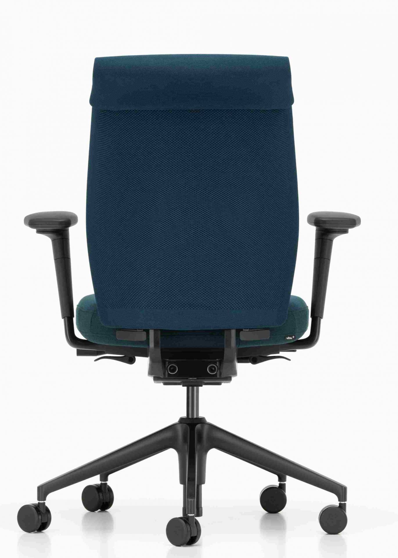Rückansicht des blauen Vitra ID Cloud Bürodrehstuhls mit schwarzen Armlehnen und Rollen auf weißem Hintergrund.