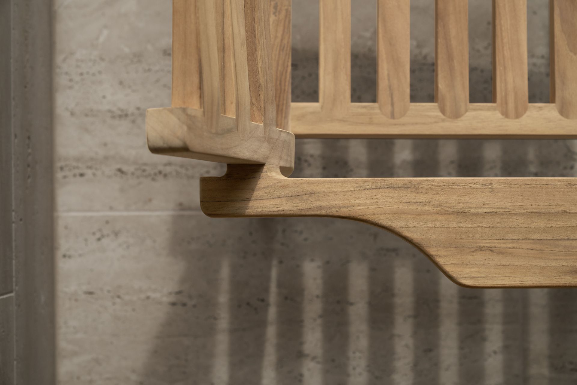 Detailaufnahme des AH601 Armlehnstuhls von Carl Hansen & Søn, Teakholz Outdoor Möbel.