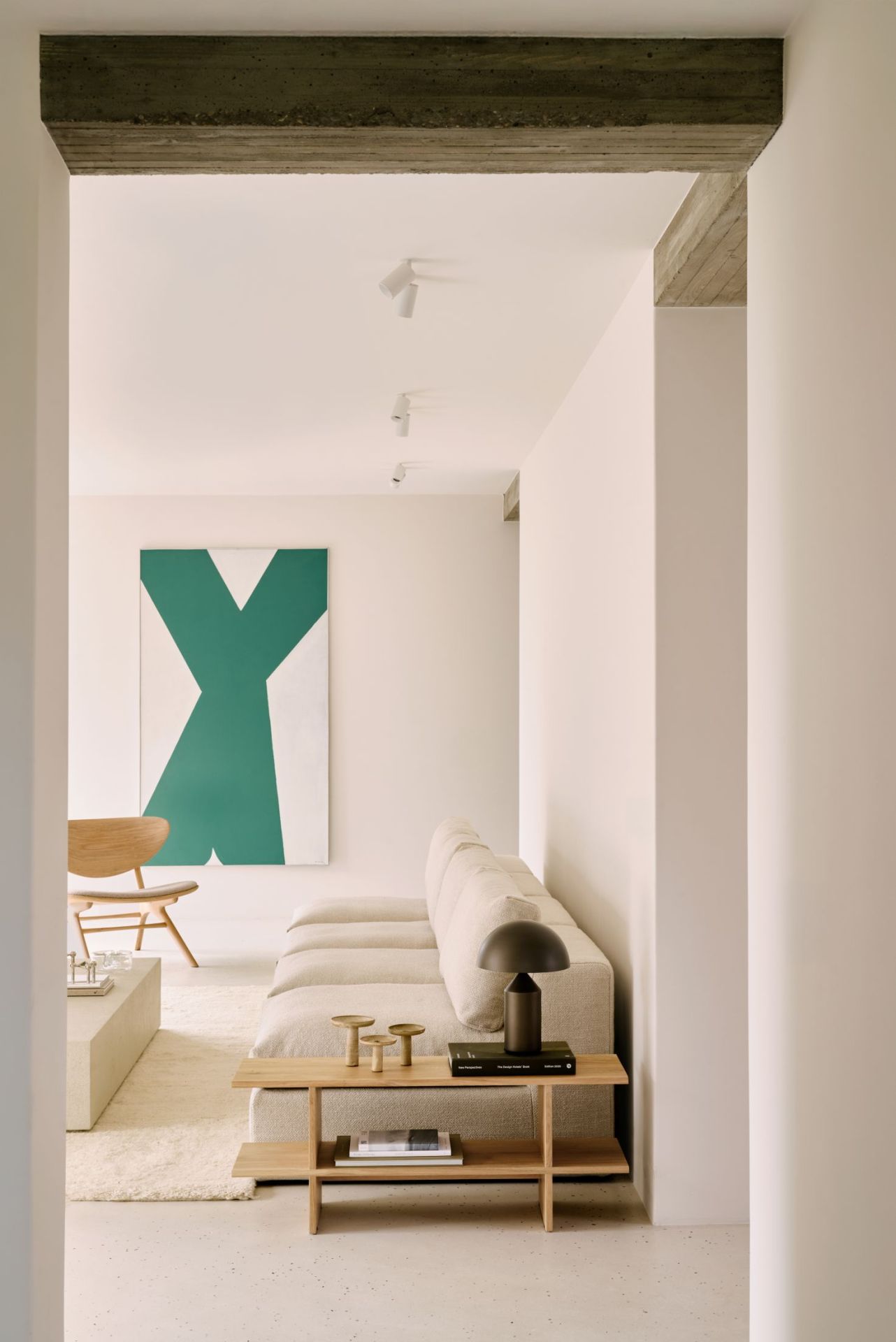 Ethnicraft Kabuki Beistelltisch aus Eiche im modernen Wohnzimmer mit Sofa und Dekoration.