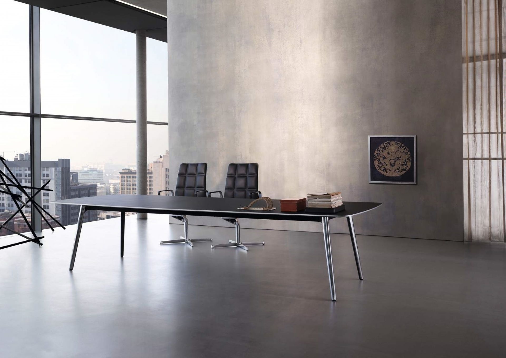 Leadchair Executive Bürostühle von Walter Knoll an einem Konferenztisch in einem modernen Büro mit Skyline.
