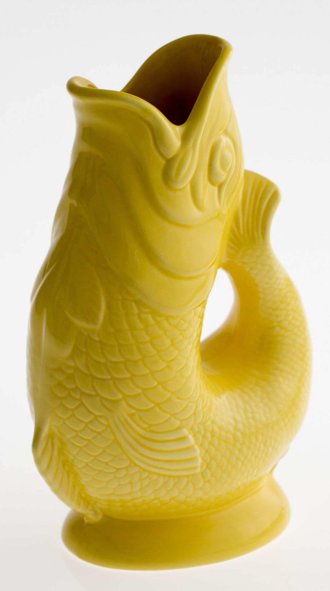 Gelbe Gluckigluck Fischkaraffe in XL-Größe. Keramikvase in Form eines Fisches mit Schuppenmuster.