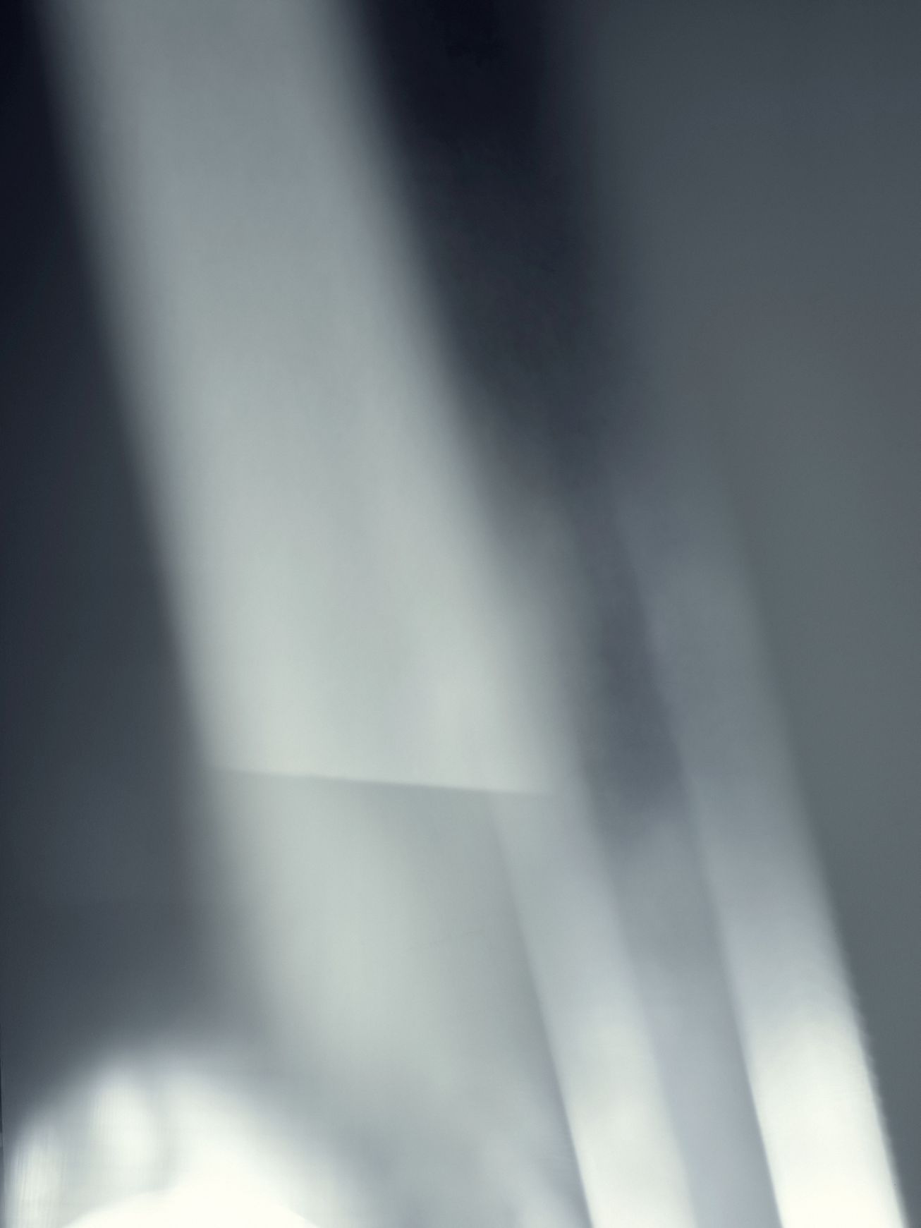 Abstrakte Nahaufnahme der Arco K Stehleuchte von Flos, Limited Edition, mit Lichteffekten und minimalistischem Design.