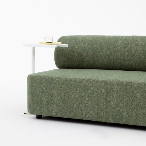 Mezza Sitzelement Sofa von Cascando in Grün mit Rückenlehne und kleinem Beistelltisch.