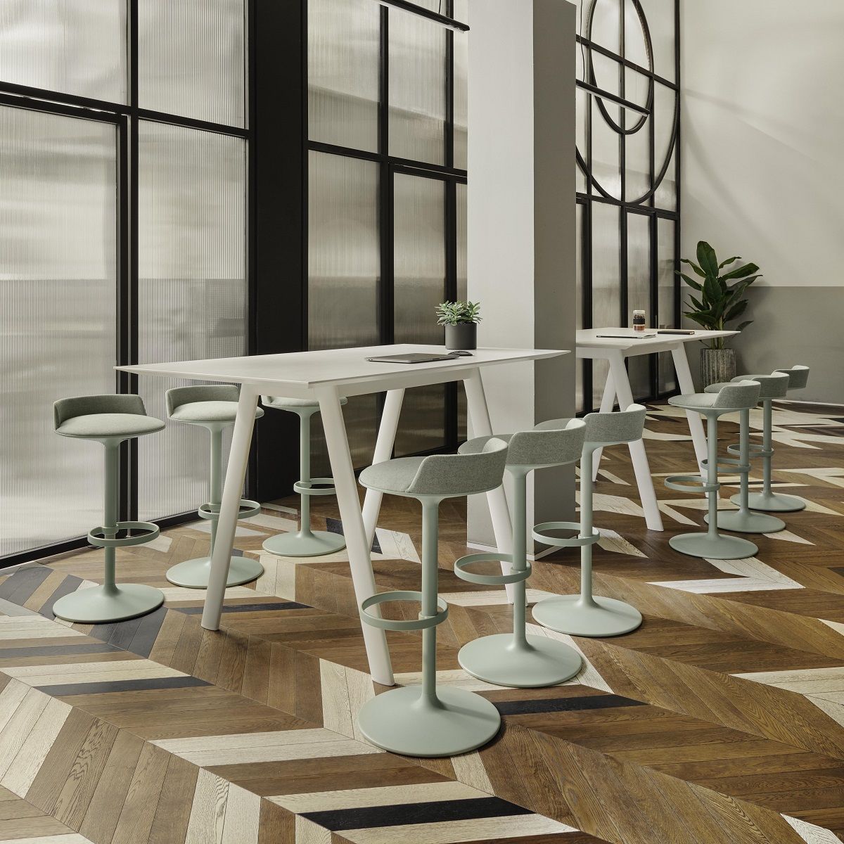 Helle Hula Barhocker von Andreu World an Stehtischen in modernem Büro mit Parkettboden.