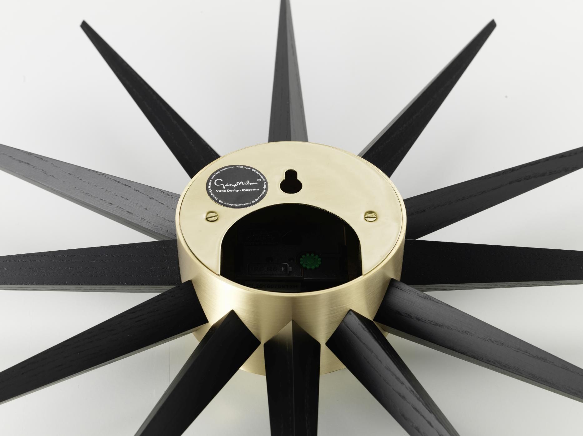 Rückseite der Sunburst Clock Wanduhr von Vitra in Schwarz und Messing.