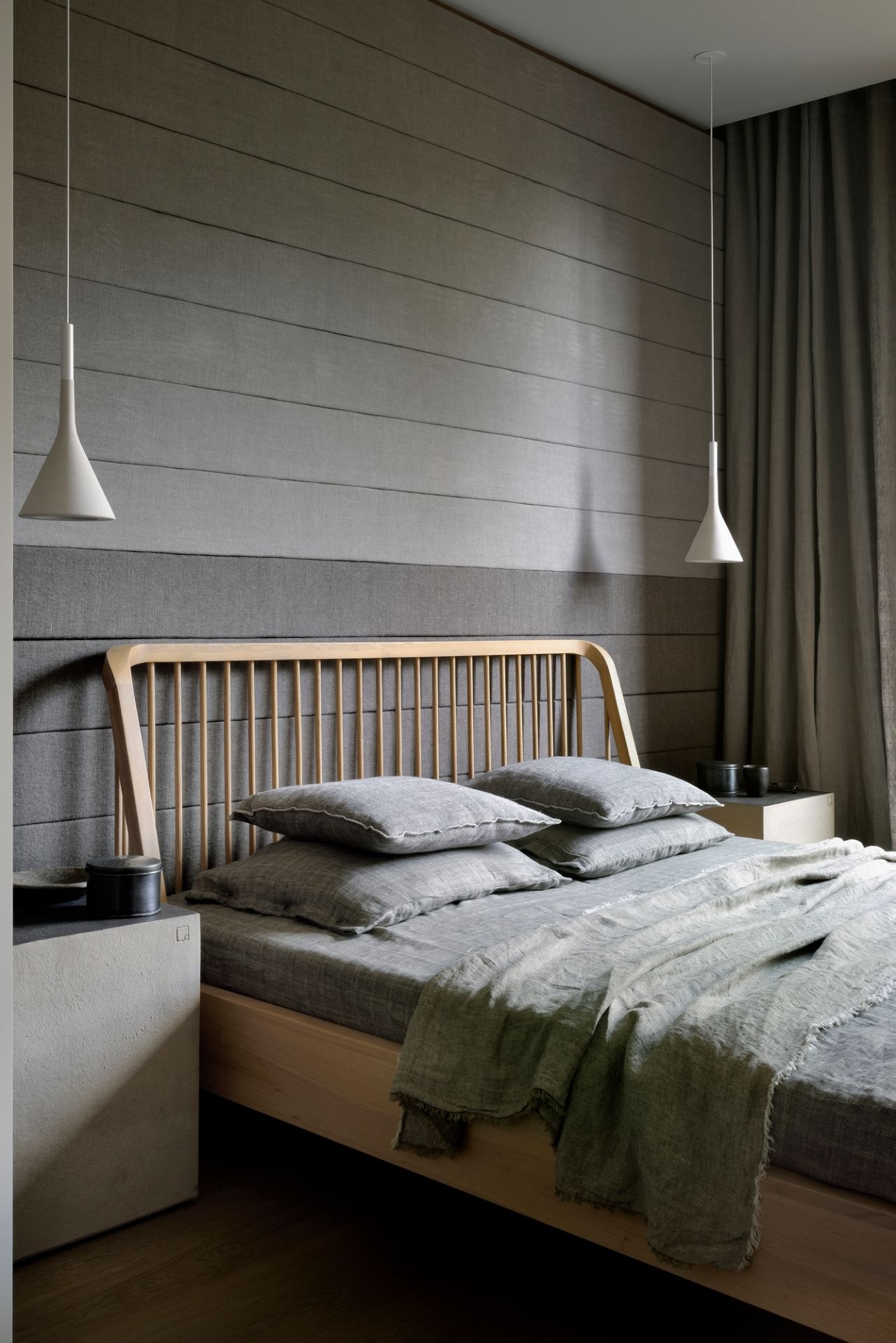 Elegantes Eiche Bett 160x200 cm mit Spindel-Kopfteil. Schlafzimmer-Möbel im modernen Design.