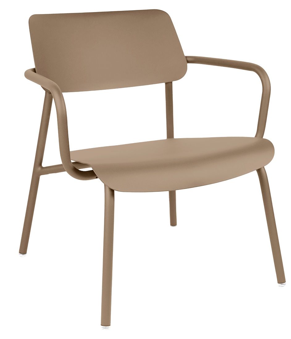 Beiger Fermob Studie Lounge Sessel für den Außenbereich, modernes Design mit Armlehnen.