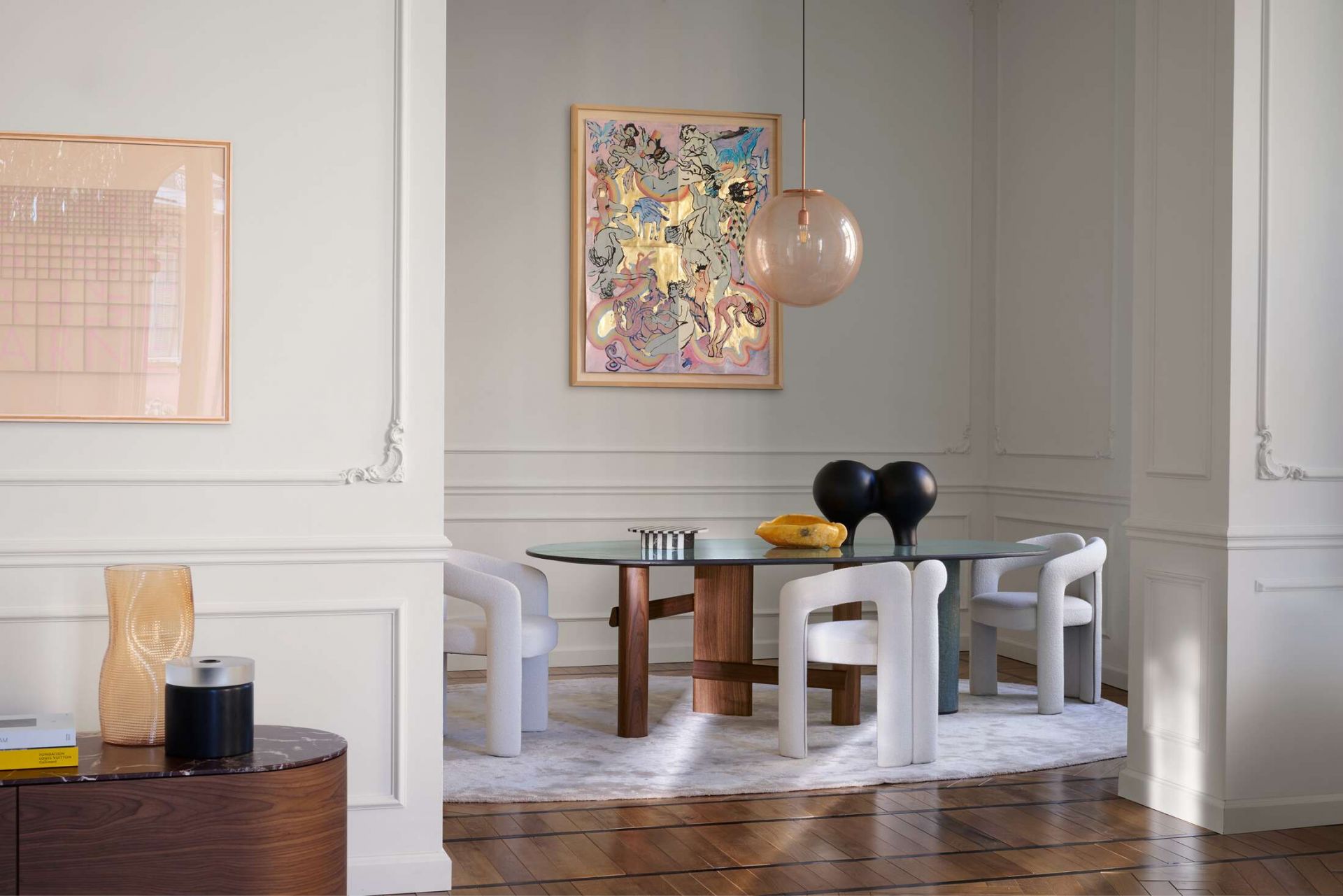 Esszimmer mit rundem Tisch und Cassina 562 Dudet Sesseln in Weiß, stilvolles Interieur.