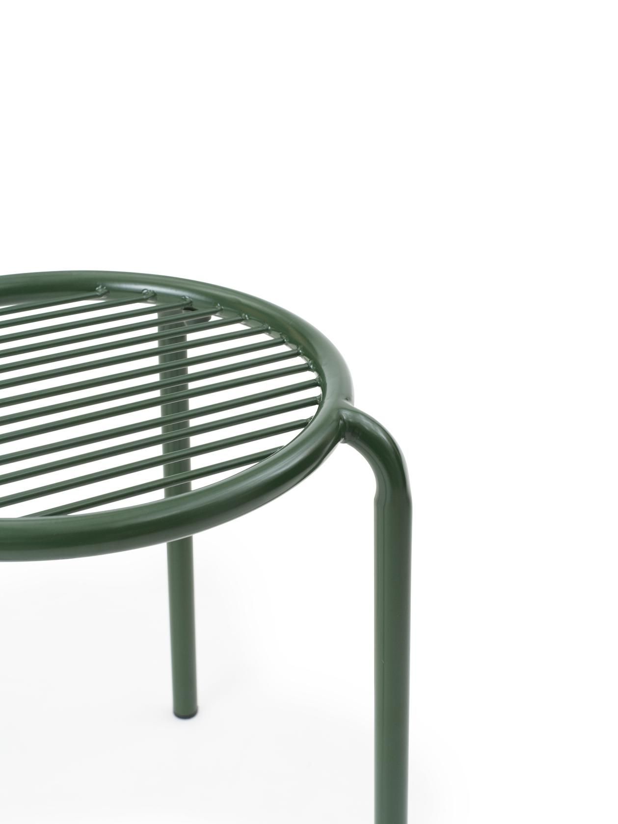 Detailaufnahme des grünen Vig Stool Hockers von Normann Copenhagen, ideal für den Outdoor-Bereich.