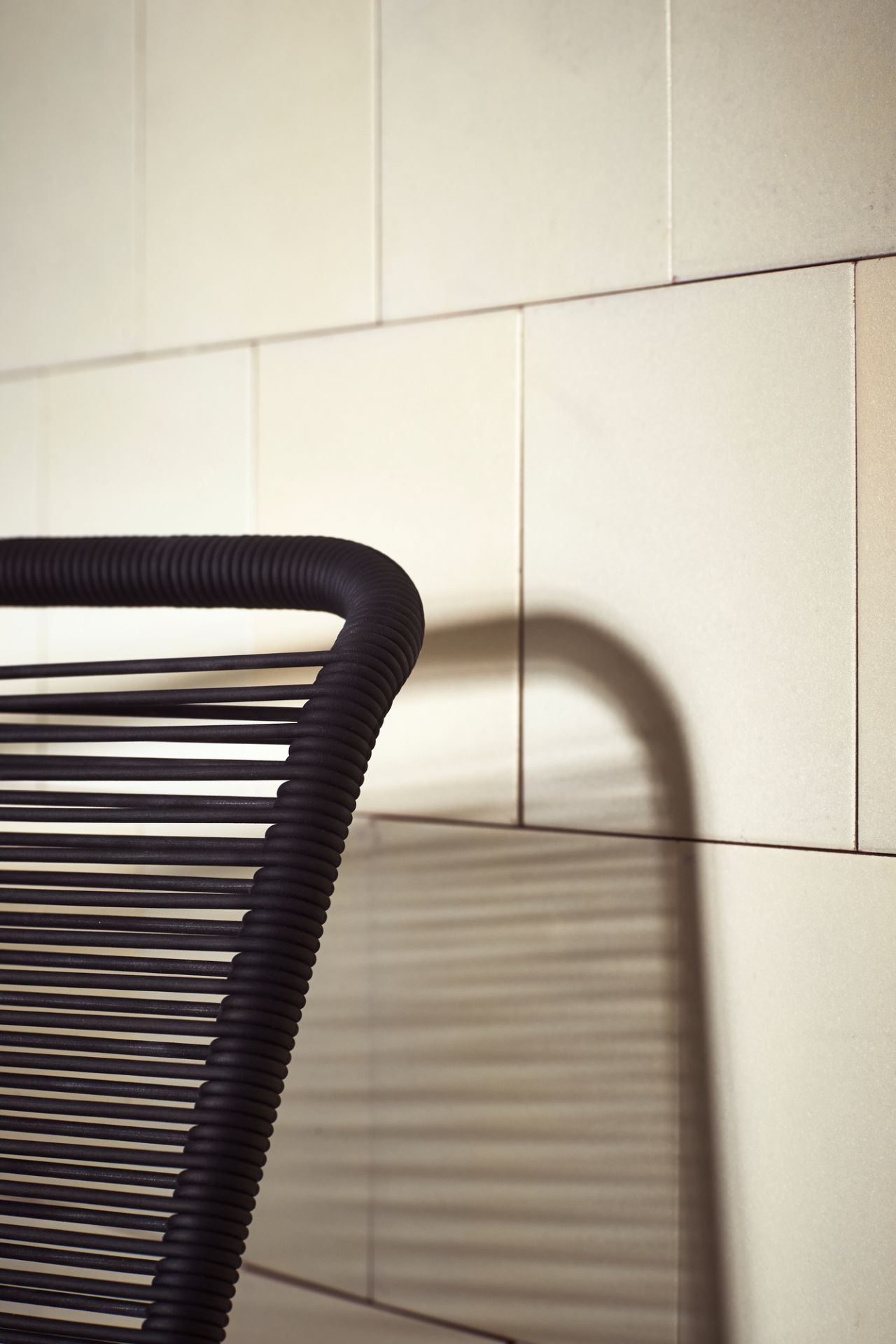 Detailaufnahme: Panton One Outdoor Stuhl mit schwarzer Schnur und Edelstahlgestell. Design Gartenmöbel.