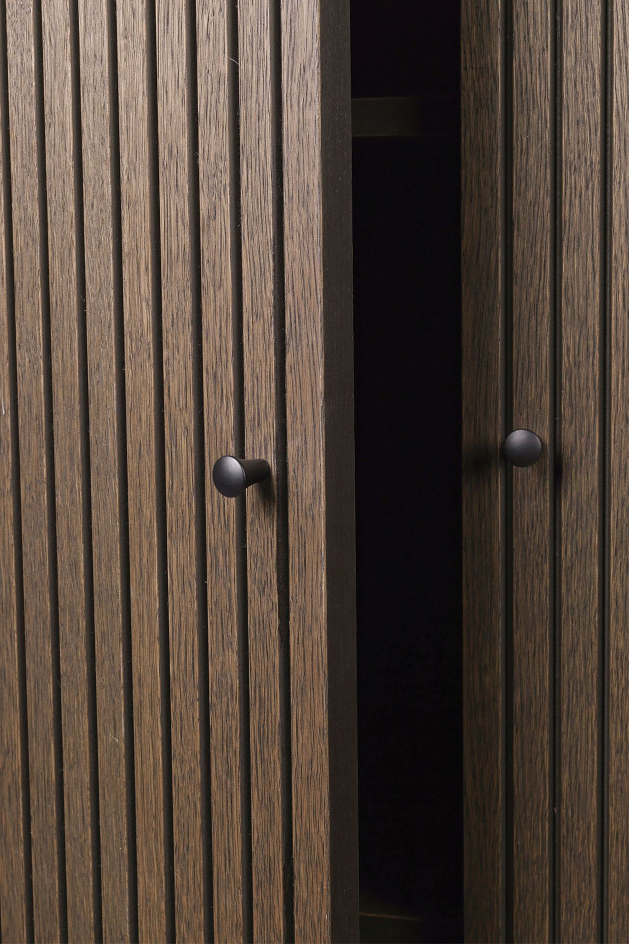 Detailaufnahme des Ferm Living Sill Schrank niedrig in dunkel gebeizter Eiche mit geöffneter Tür.