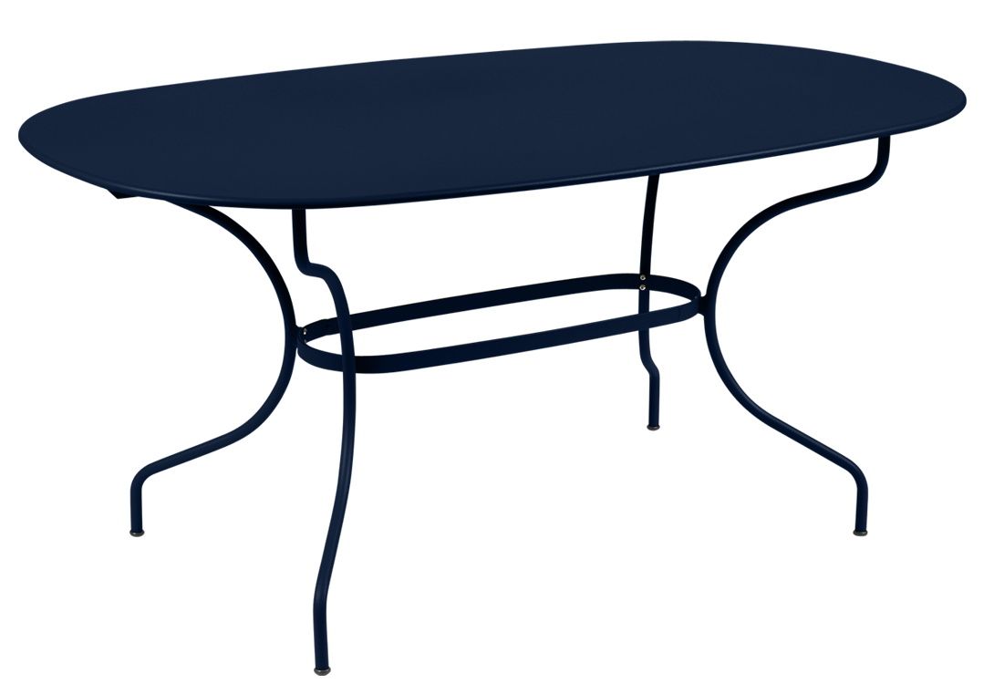 Blauer Opéra+ Gartentisch von Fermob, oval, 160x90 cm, ideal für den stilvollen Outdoor-Bereich.