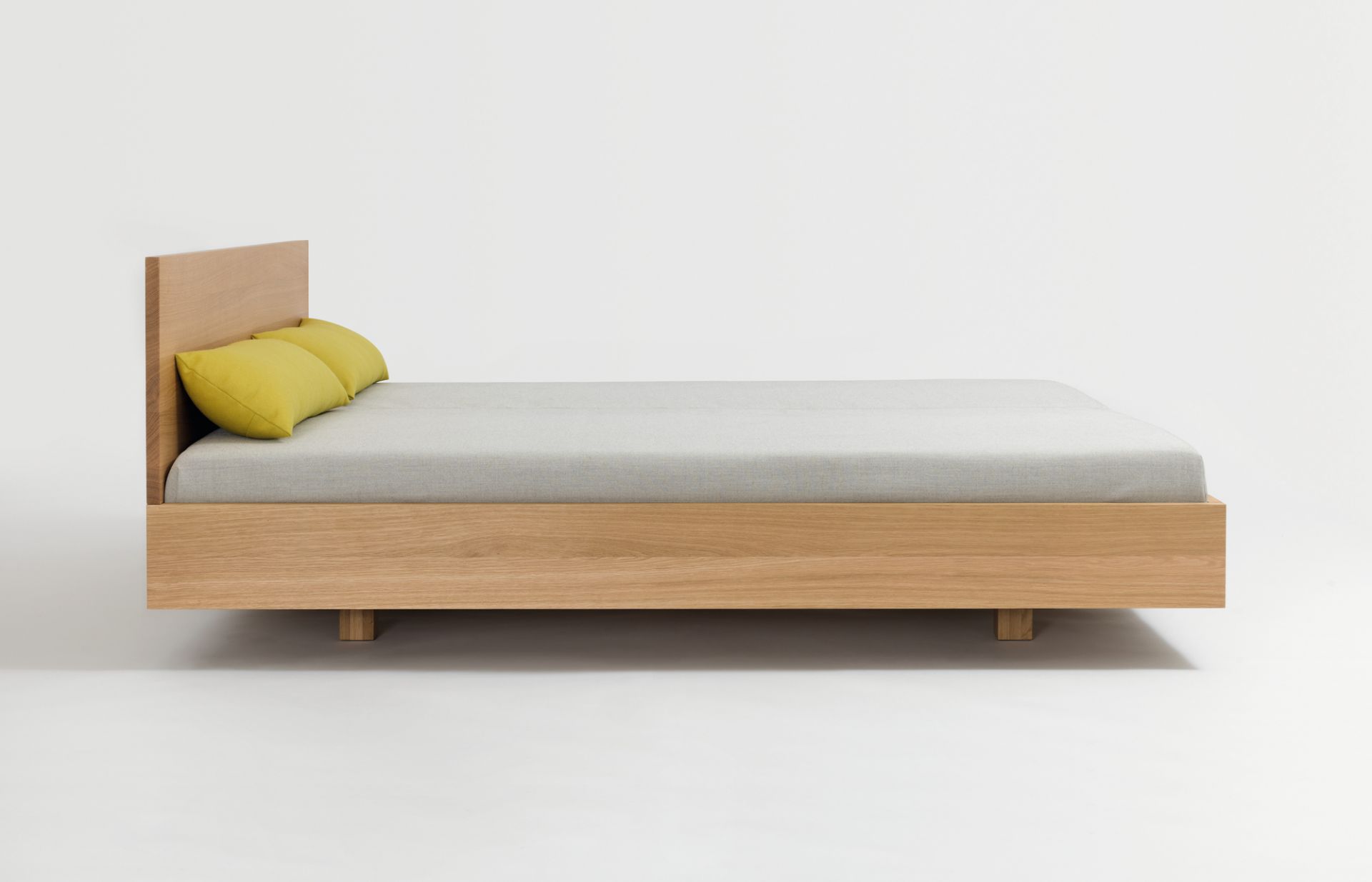Simple HI Holzbett mit gelben Kissen, modernes Design, helles Holz, minimalistisches Schlafzimmer Möbel.