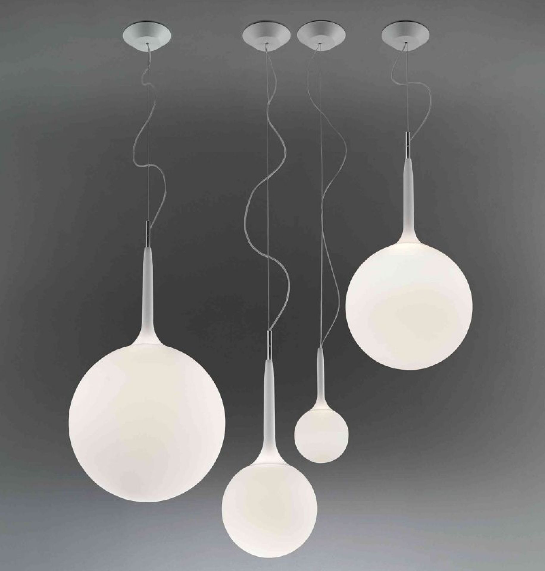 Castore Pendelleuchten von Artemide: Mehrere weiße, kugelförmige Hängelampen in verschiedenen Größen. Moderne Innenbeleuchtung.