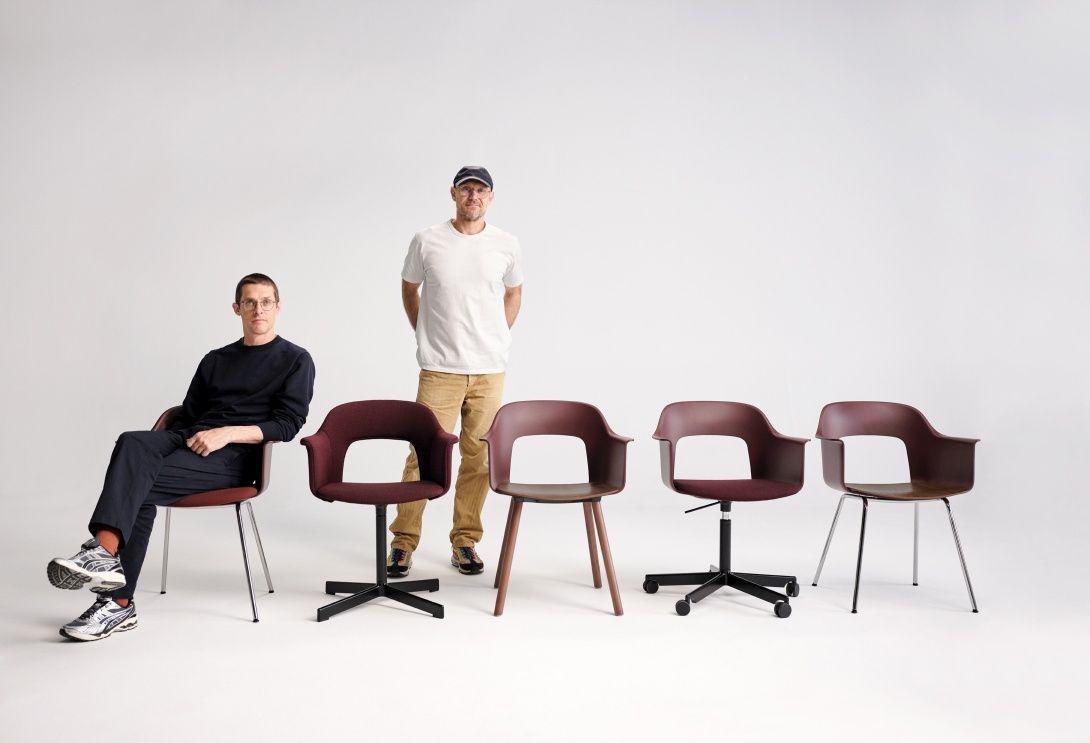 Hay Layout Armchair 231: Verschiedene Ausführungen des modernen Armlehnstuhls in Rotbraun, mit und ohne Rollen.