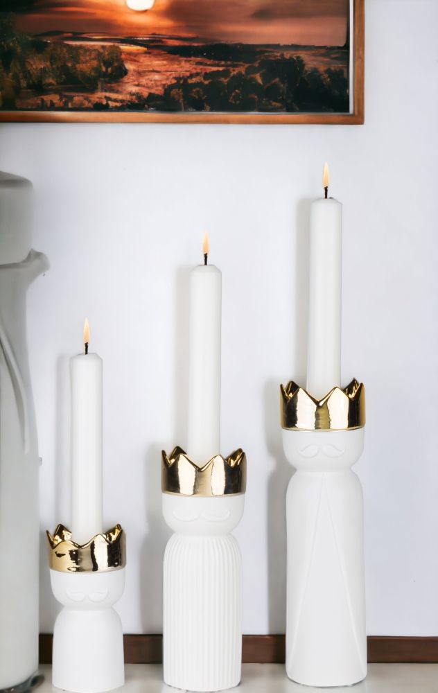 Königslicht Kerzenständer 3er Set von Räder, weiße Kerzenleuchter mit goldener Krone und brennenden Kerzen.