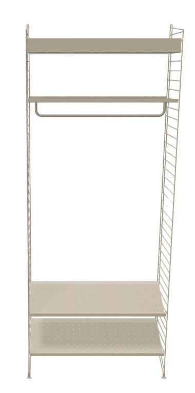 Flur KONFIGURATIONEN Hallway H3 String Furniture in Beige mit Regalböden und Kleiderstange.
