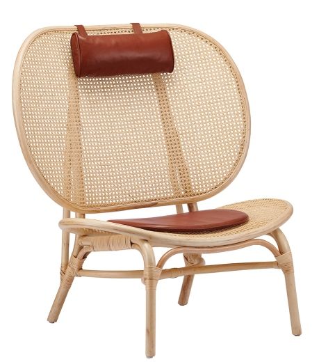 NORR11 Nomad Chair Sessel aus Rattan mit braunem Lederkissen und Kopfstütze, seitliche Ansicht.