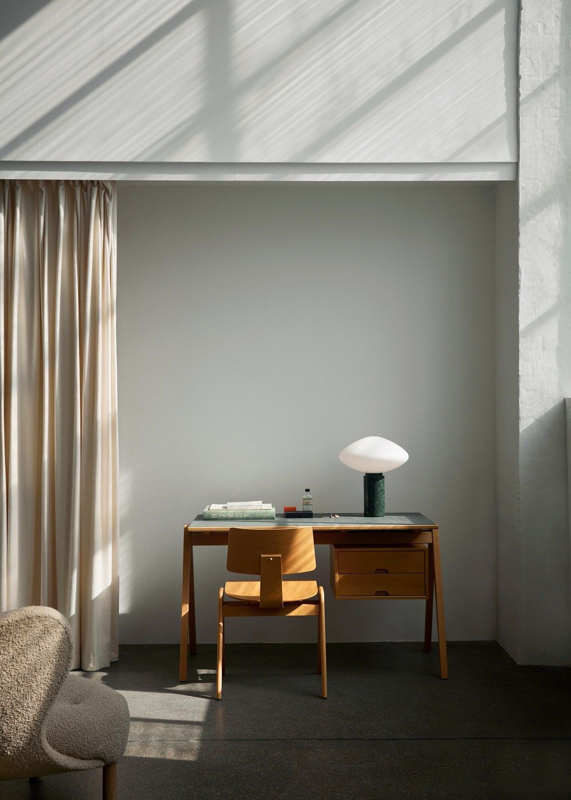 Daystak RD1 Esszimmerstuhl von AndTradition aus Holz am Schreibtisch mit Lampe und Vorhang.