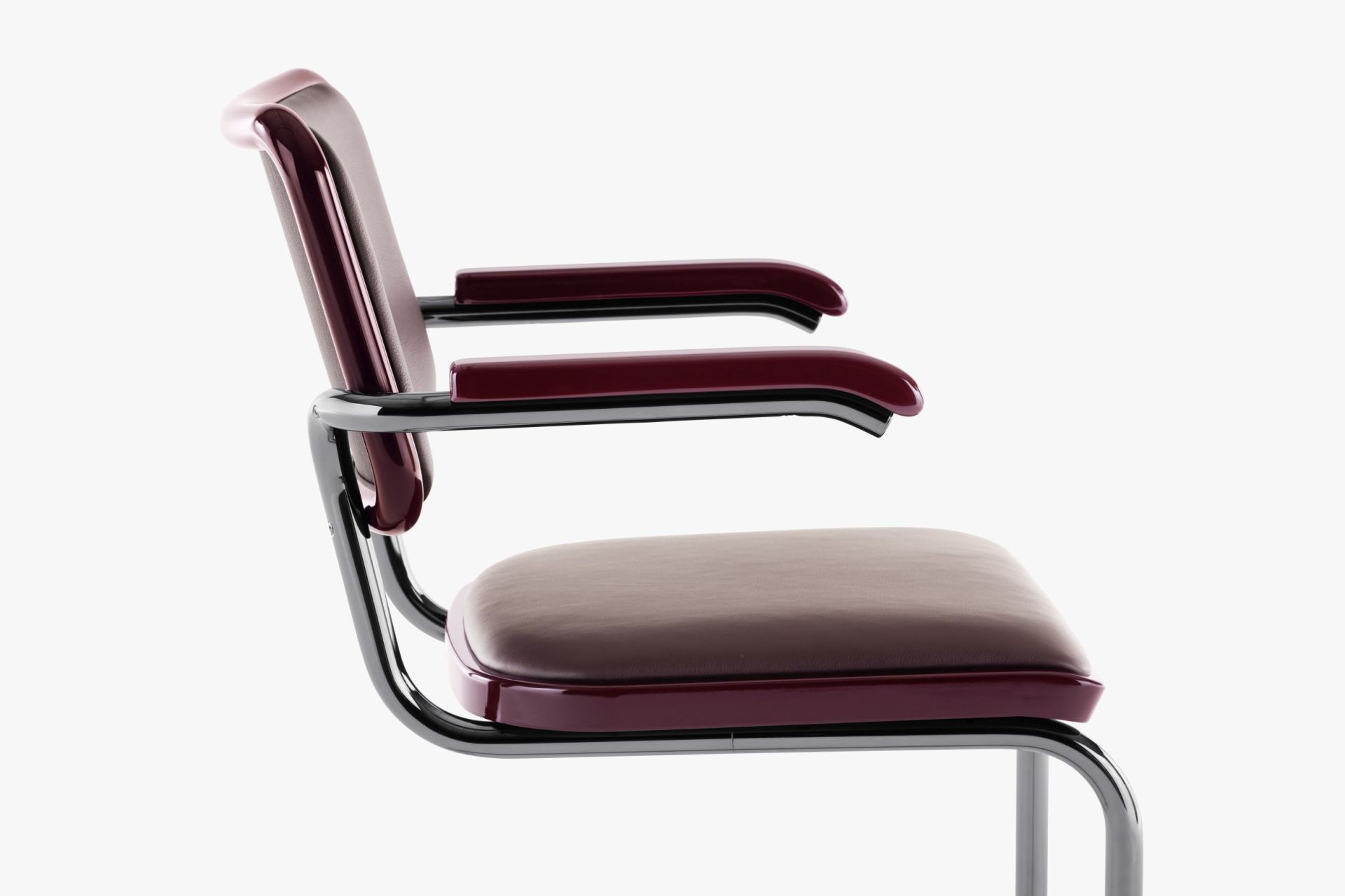 JS. Thonet S 64 P Freischwinger Stuhl, seitliche Ansicht, burgunderrotes Leder, verchromtes Stahlrohrgestell, Designklassiker für stilvolles Wohnen.