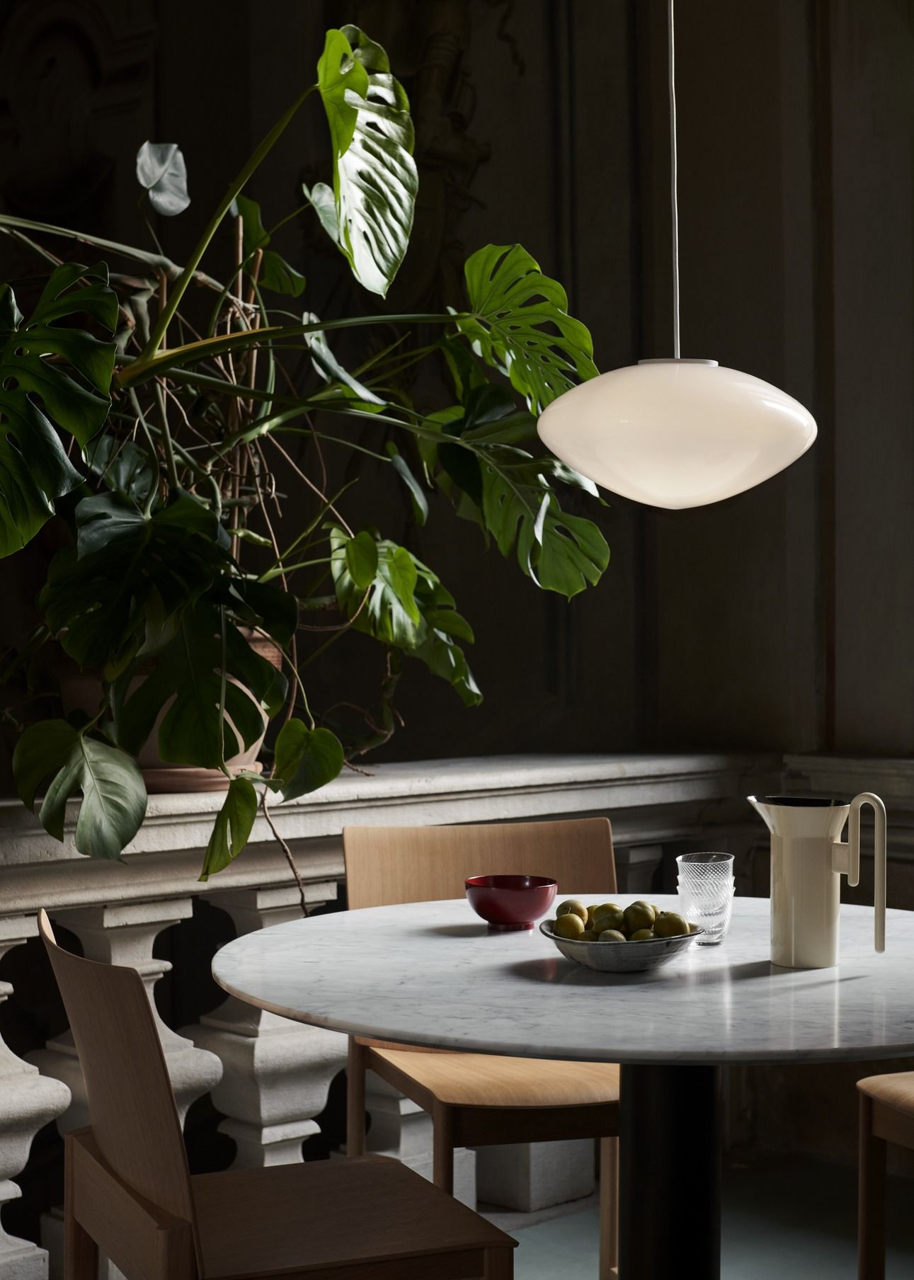 Allwood AV35 Side Chair von AndTradition aus Holz an einem Marmortisch mit Dekoration.