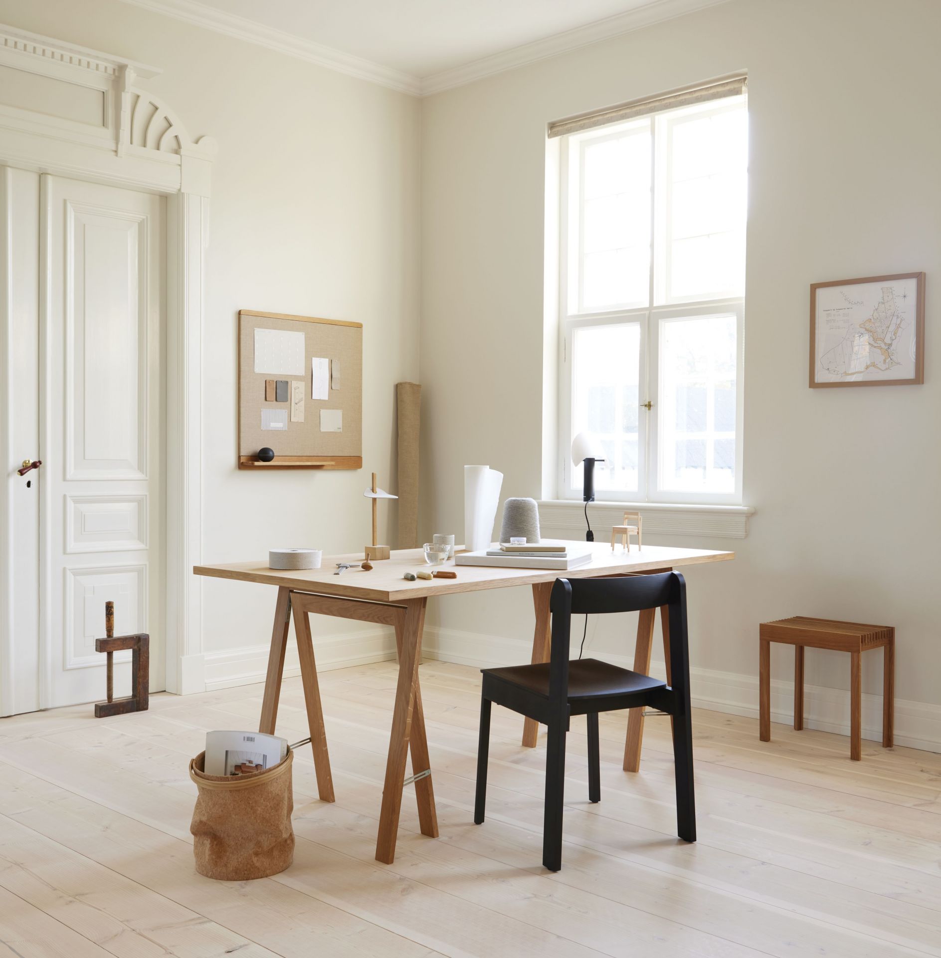 Helles Büro mit Form & Refine Lightweight Hocker aus Eiche und Schreibtisch mit Accessoires.