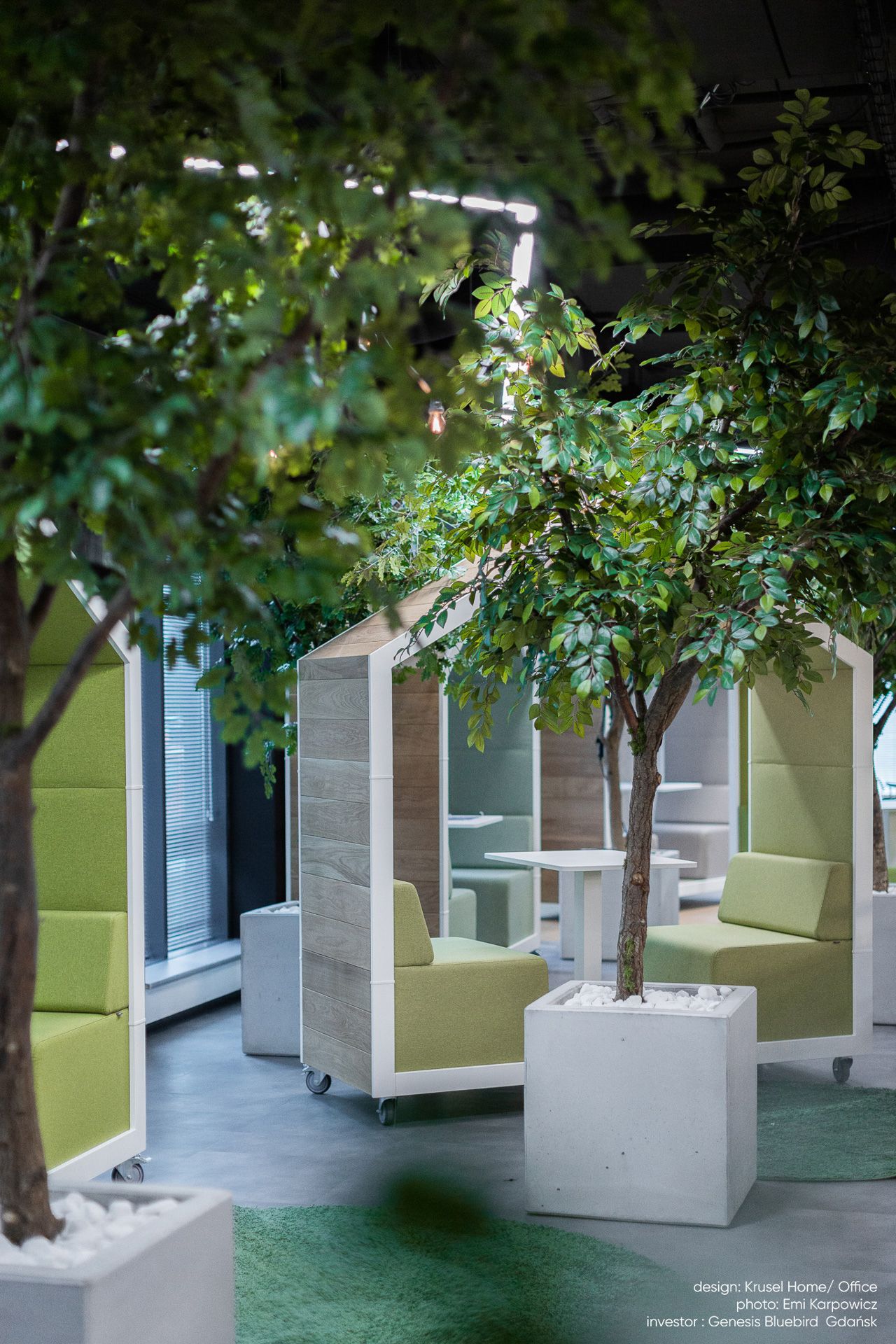 treehouse TH 2 Akustikmöbel von Bejot: Büro-Lounge mit grünen Sesseln und Bäumen für entspanntes Arbeiten.