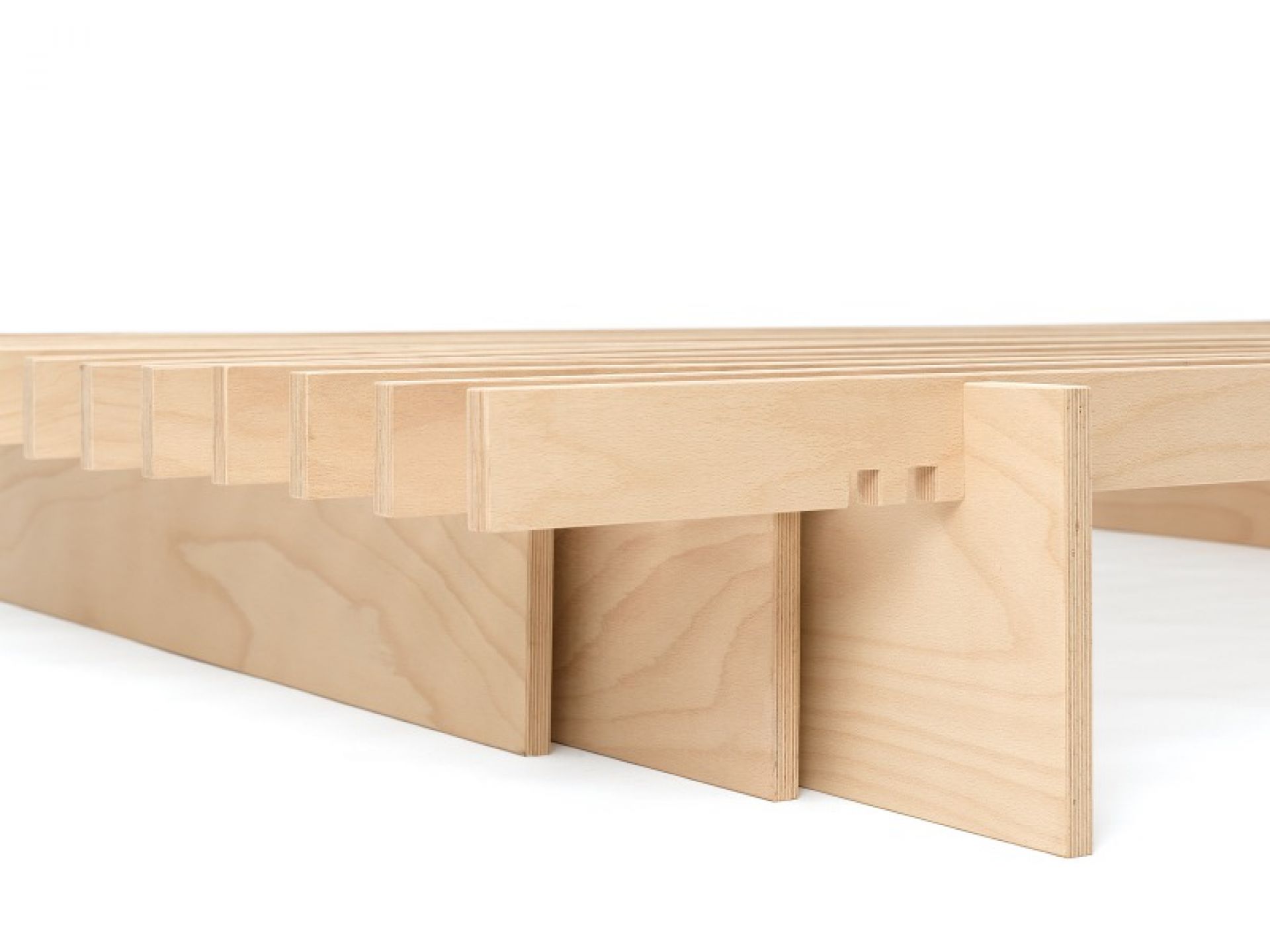 Detailaufnahme des Tojo Parallel Bettsystems aus hellem Holz, Lattenrost und Bettrahmen.
